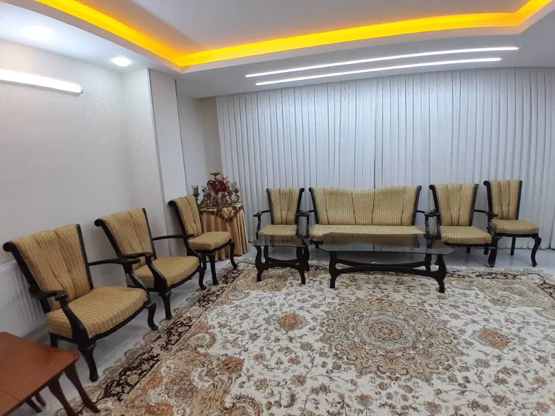 مبل کلاسیک نه نفره بسیار تمیز|مبلمان خانگی و میز عسلی|اصفهان, باغ فدک|دیوار