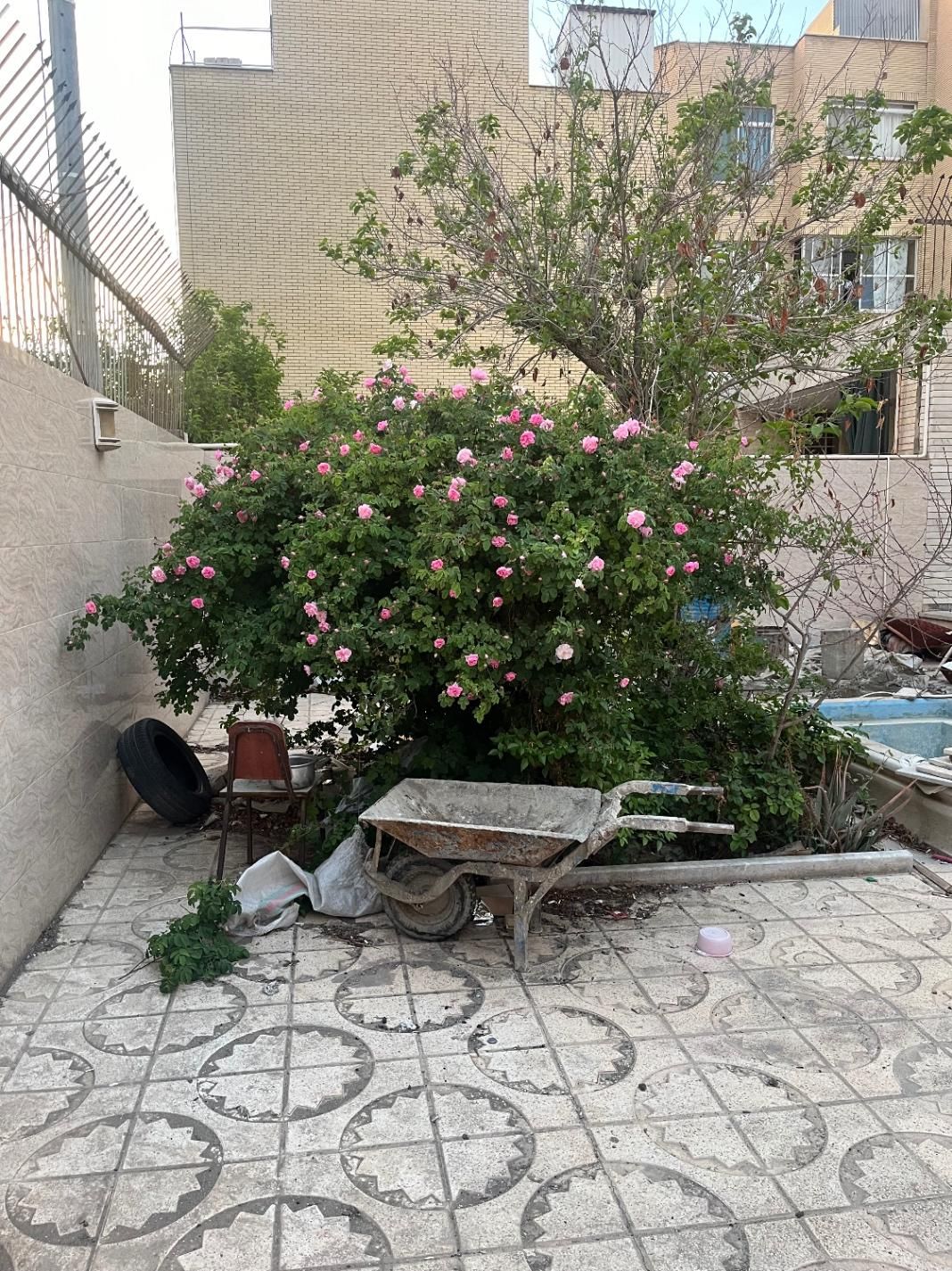 ویلایی ۳۰۰ متر در خیابان خادمی ارتفاع ۴ روی پیلوت|فروش خانه و ویلا|اصفهان, دستگرده|دیوار