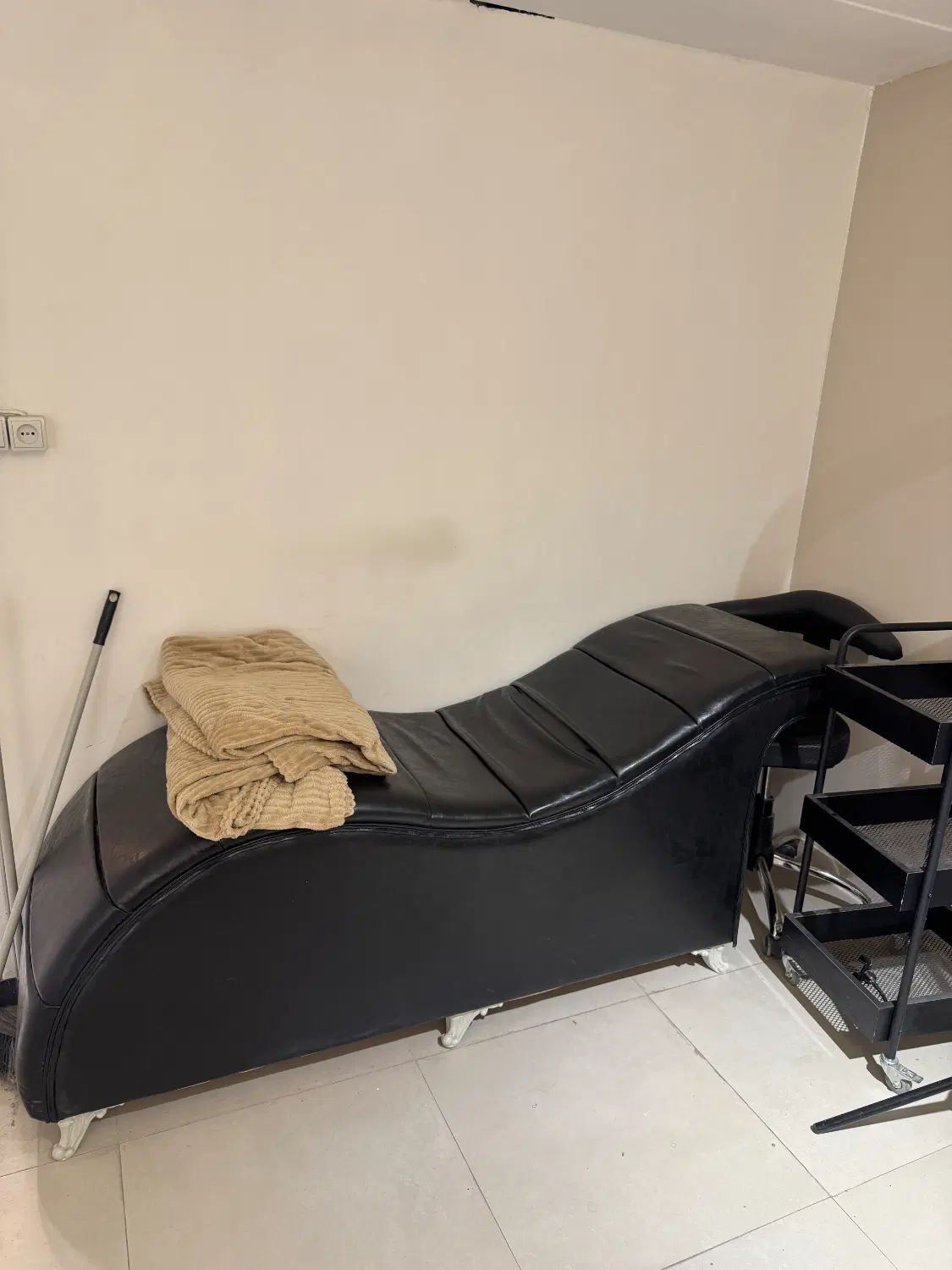 کانتر،تخت مژه،استیج پدیکور، صندلی‌استادکار|آرایشگاه و سالن‌های زیبایی|تهران, اکباتان|دیوار