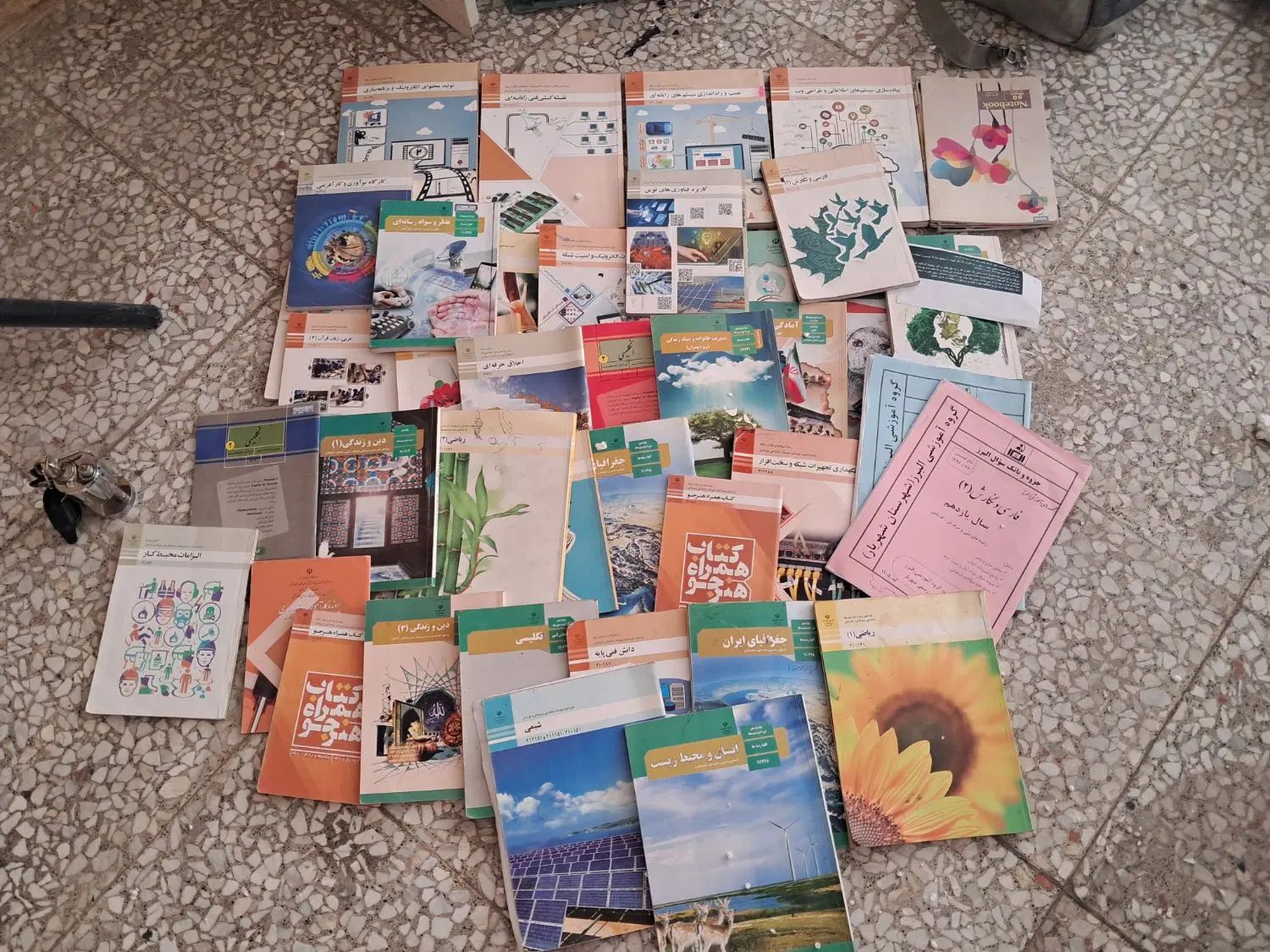 کتاب درسی و کامپیوتر|کتاب و مجله آموزشی|کرج, استاندارد|دیوار