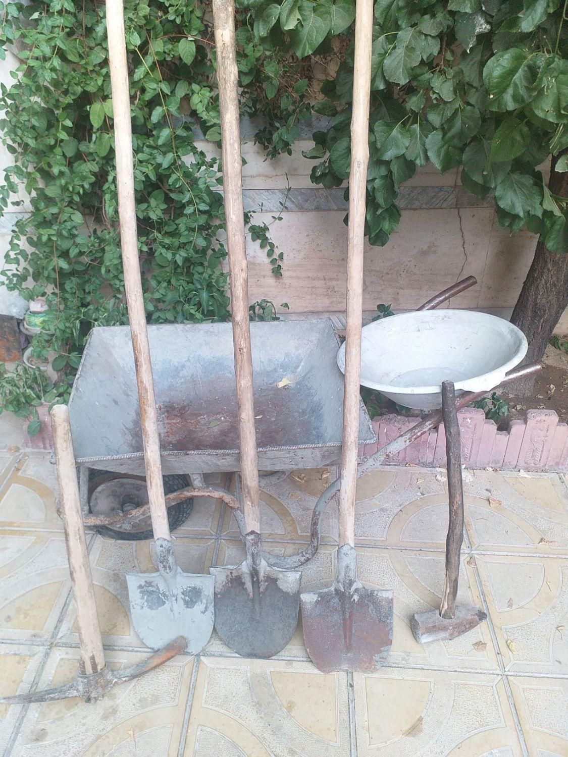فرغون،بیل ،کلنگ و پوک|ابزارآلات|بروجرد, |دیوار