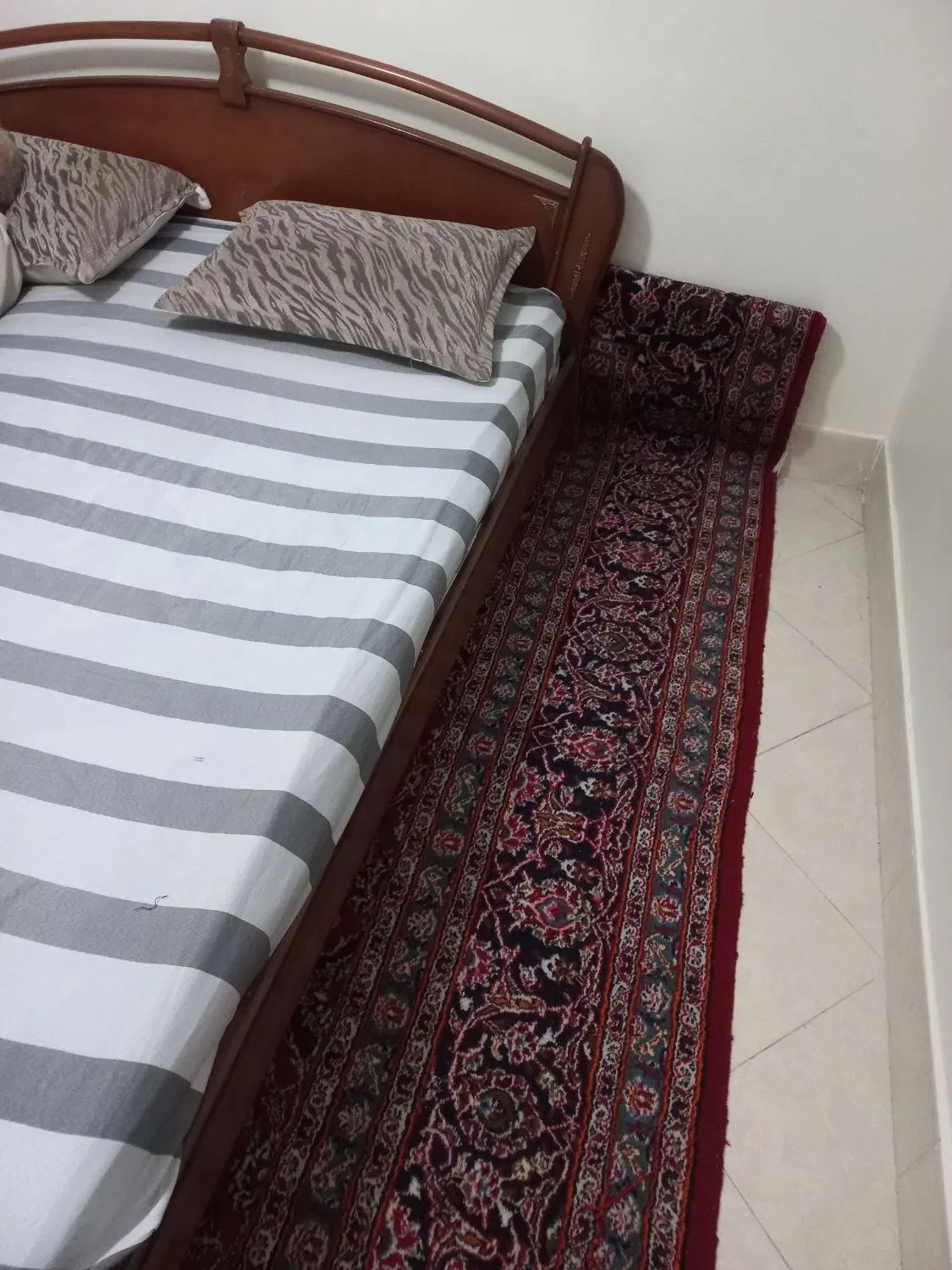 تخت دونفره چوبی + دوتا پاتختی قیمت مناسب فروش فوری|تخت و سرویس خواب|تهران, دهکده المپیک|دیوار