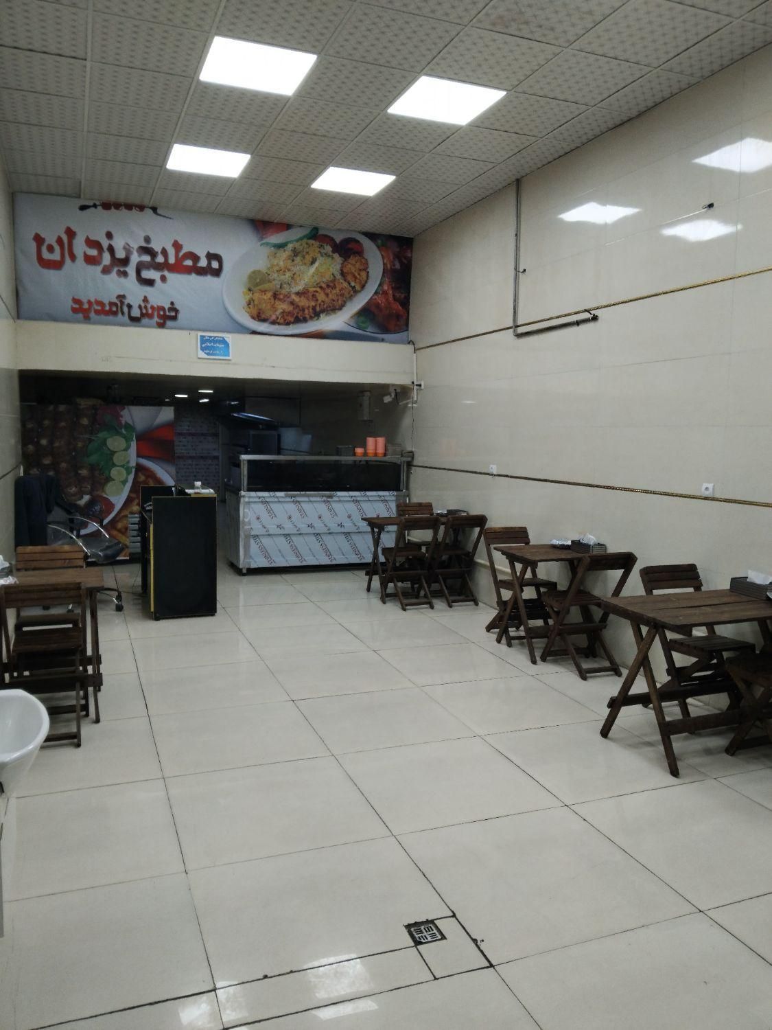 به یک پیک موتوری و نیروی خانم جوان نیازمندیم|استخدام خدمات فروشگاه و رستوران|کرج, خرمدشت|دیوار