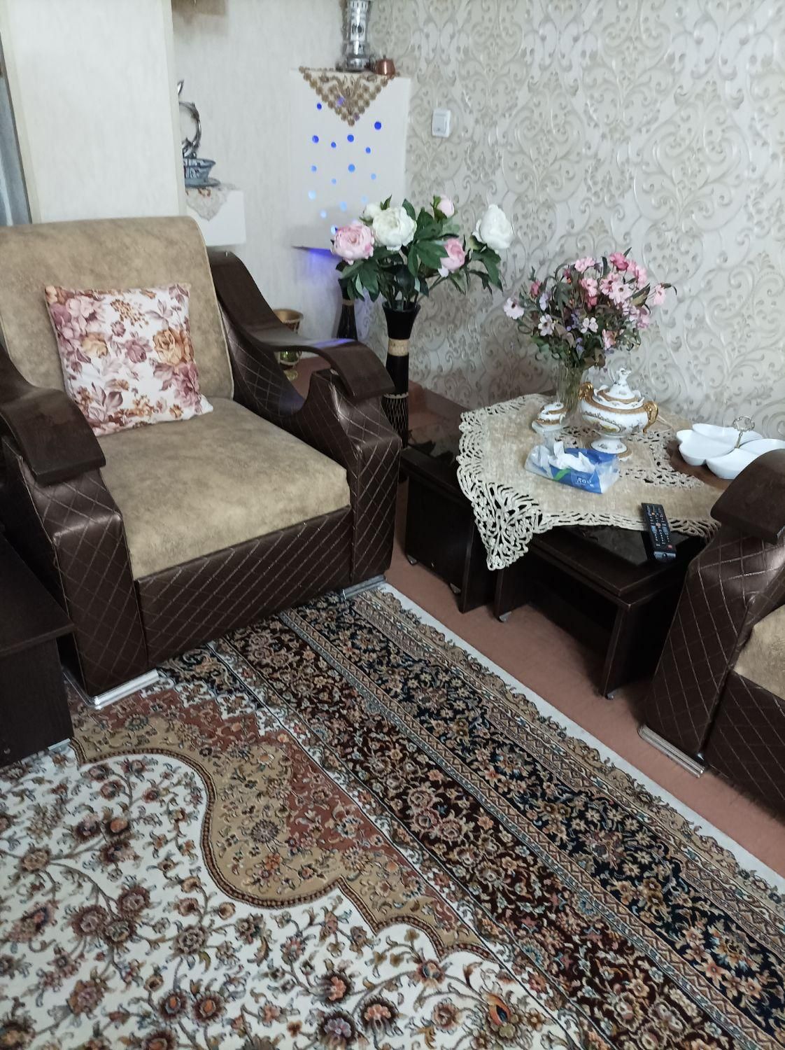 مبل هفت نفره بدنه چوب|مبلمان خانگی و میز عسلی|شاهین‌شهر, شهرک هشت بهشت|دیوار