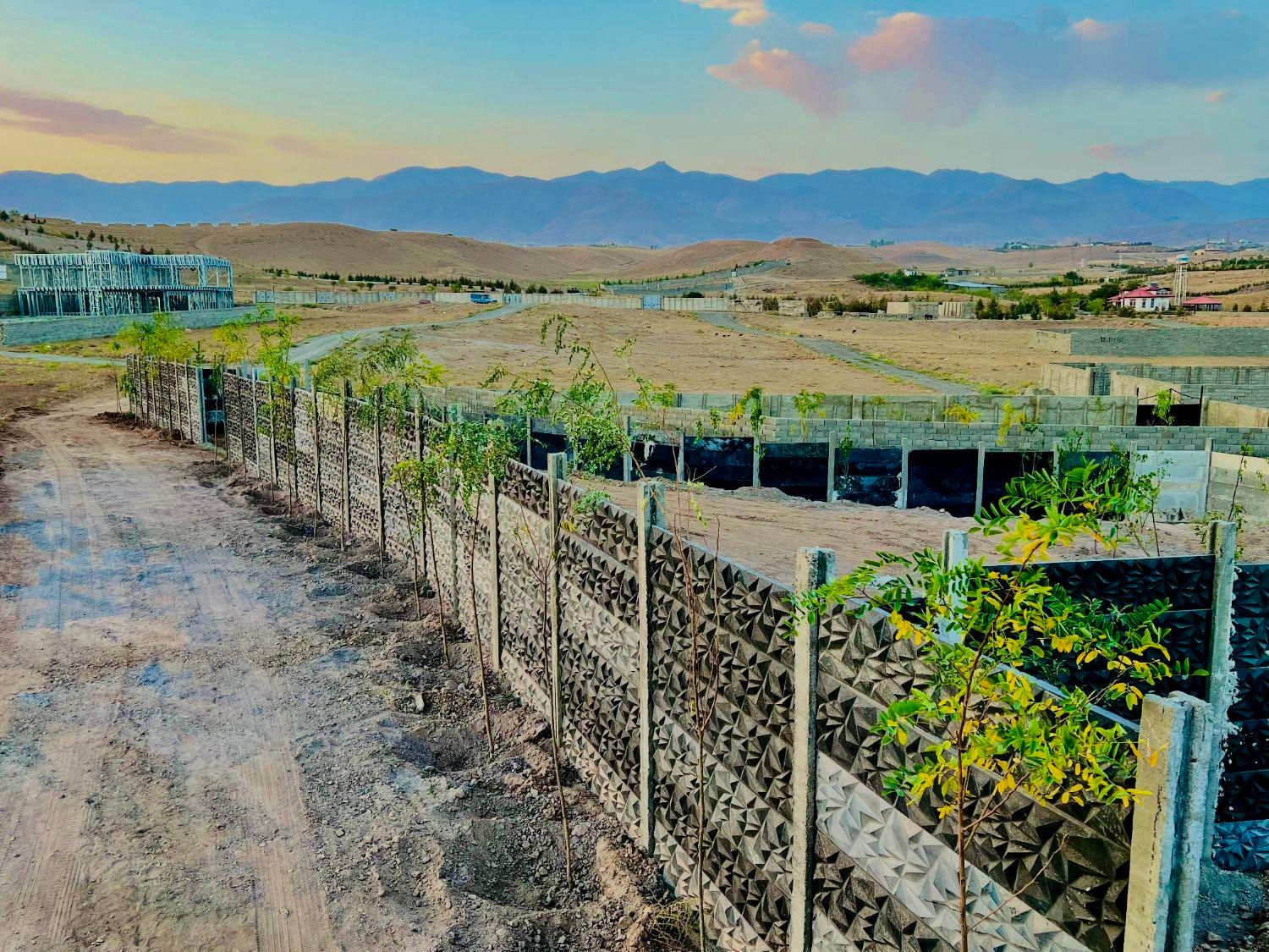 450مترزمین چهاردیواری/قابل ساخت/همراه با آب و برق|فروش زمین و ملک کلنگی|هشتگرد, کوشک زر|دیوار