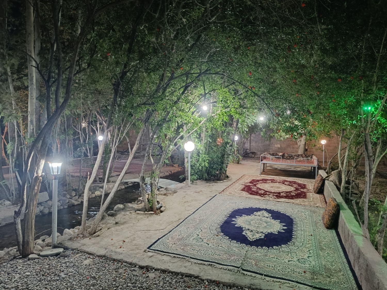 باغ با جوی آب روان ماهان|اجارهٔ کوتاه‌مدت ویلا و باغ|کرمان, |دیوار