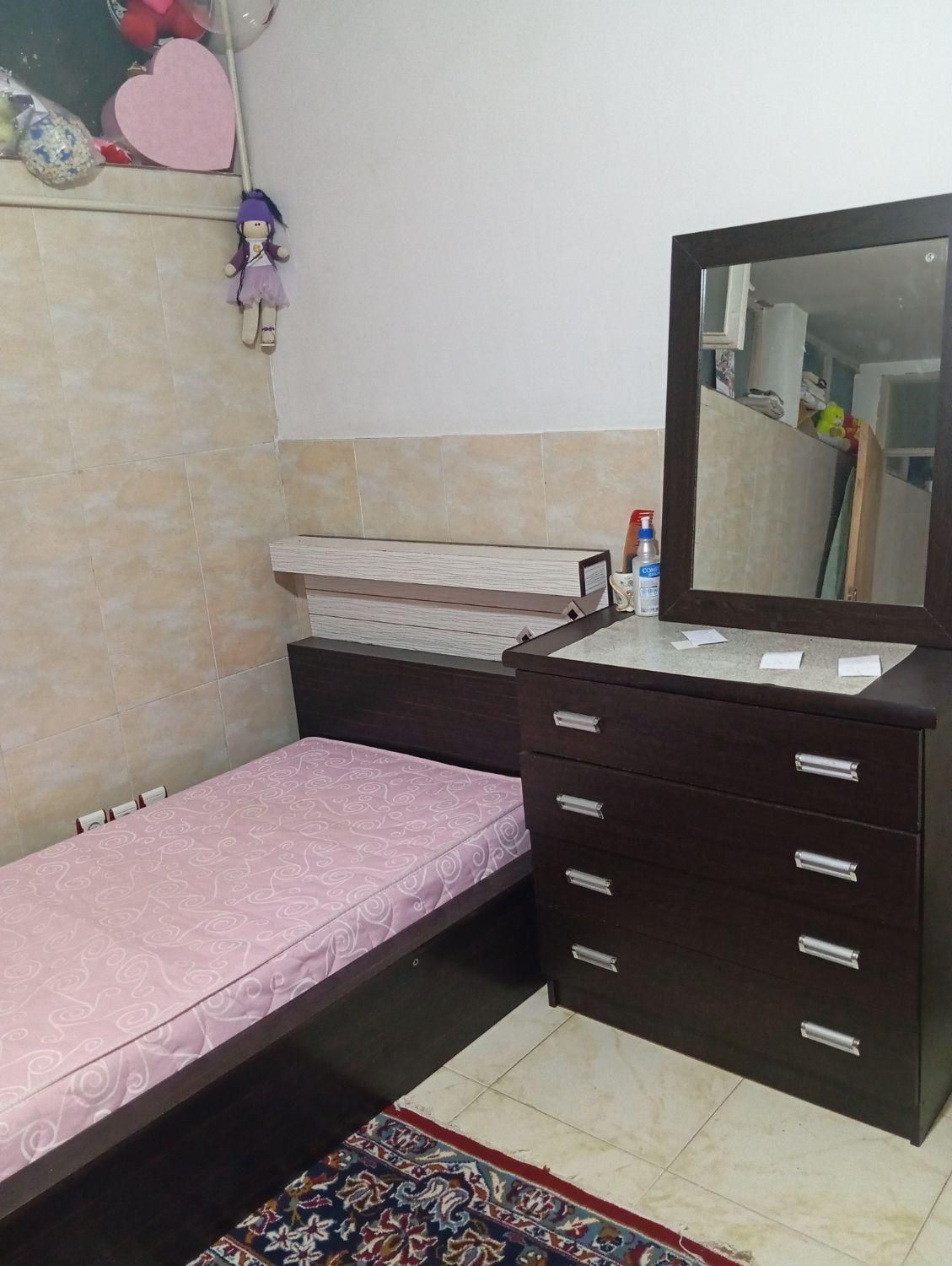 بخاطر جاگرفتگی|تخت و سرویس خواب|بهار, |دیوار