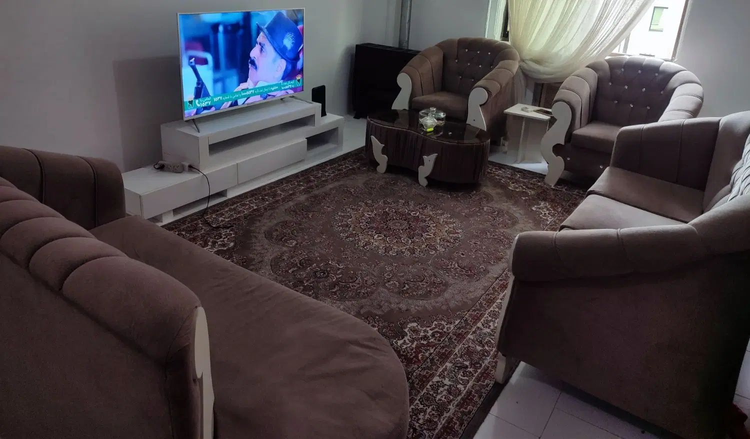 مبلمان8نفره و جلو مبلی و3عدد میز عسلی|مبلمان خانگی و میز عسلی|رشت, ساغری سازان|دیوار