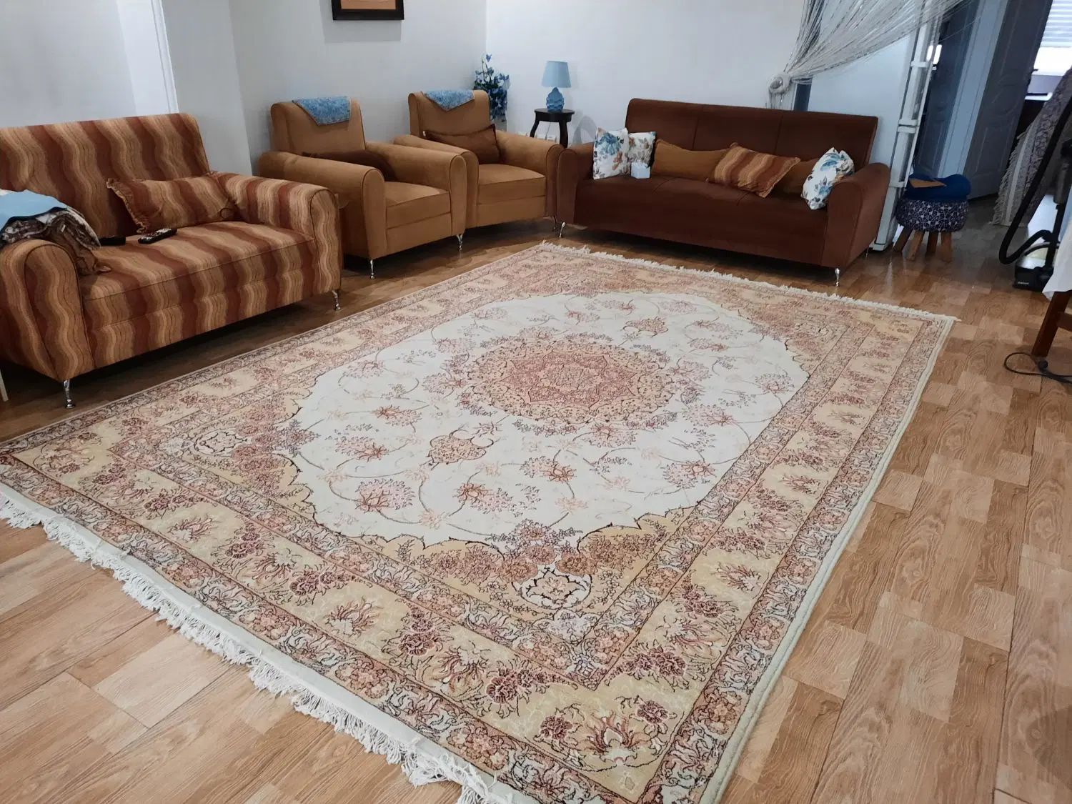 فروش‌دوعدد‌فرش‌ماشینی‌.۶‌و۹‌متری|فرش|رشت, استادسرا|دیوار
