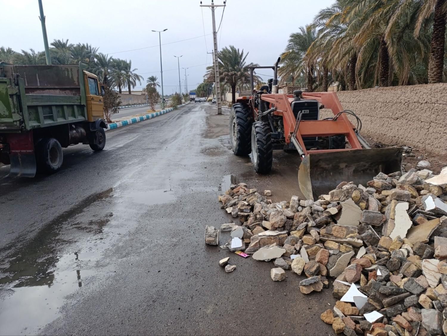 خاور تراکتور بیل مکانیکی برای انواع شن/ نخاله/کرسی|خدمات حمل و نقل|بم, |دیوار