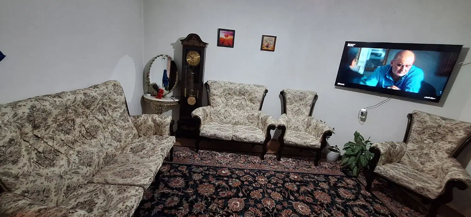 مبل هفت نفره همراه با ساعت ایستا ده چوب گردوهستند|مبلمان خانگی و میز عسلی|هرسین, |دیوار