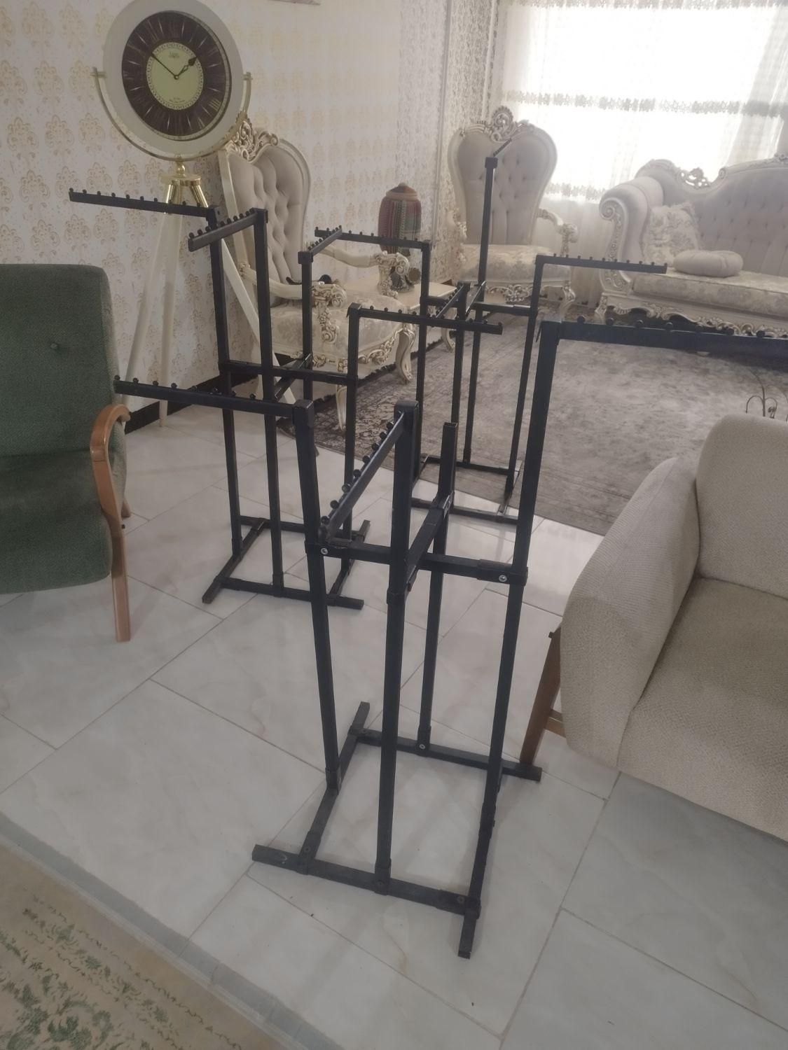 رگال لباس و چوب لباس|بندرخت و رخت‌آویز|شاهین‌شهر, شهرک ردانی پور|دیوار