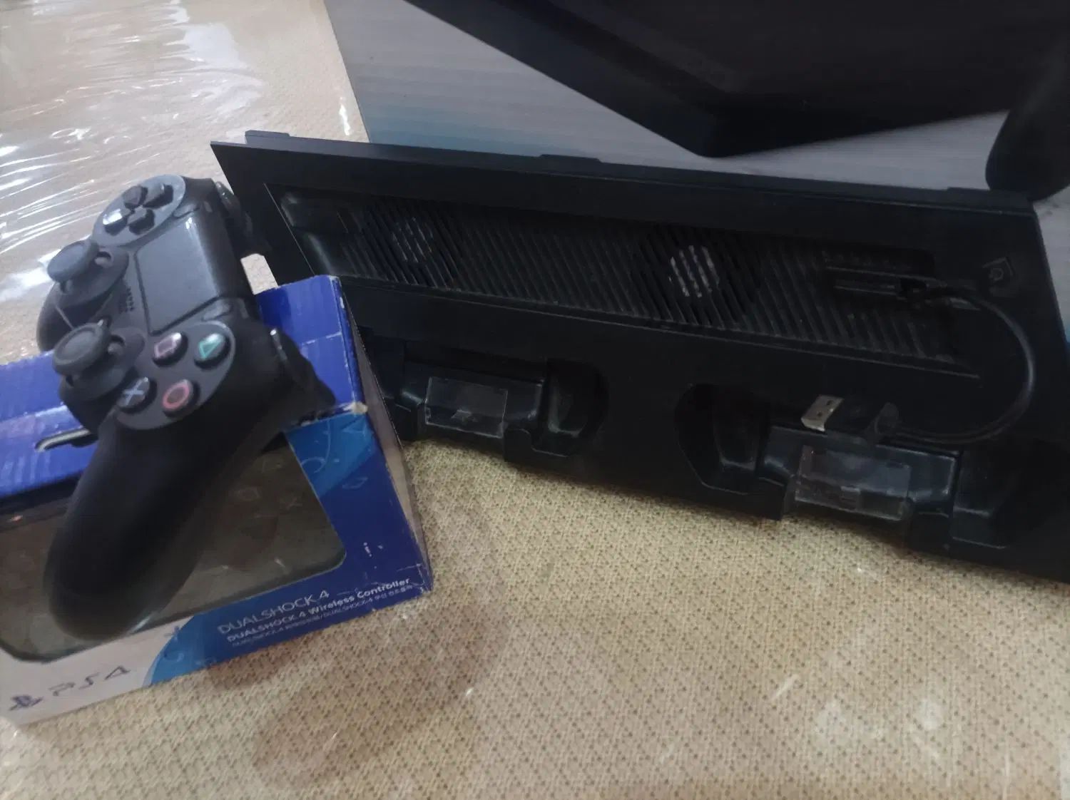 پلی استیشن اسلیم ps4 و دو دسته و خنک کننده و شارژر|کنسول، بازی ویدئویی و آنلاین|چمستان, |دیوار
