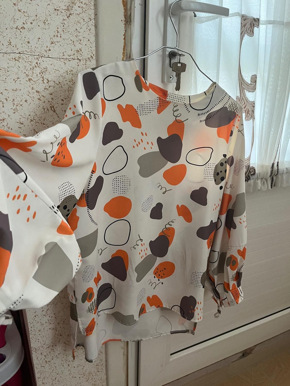 یک عدد شومیز مجلسی همراه با یک‌روسری قواره دارنو|لباس|کرمان, |دیوار