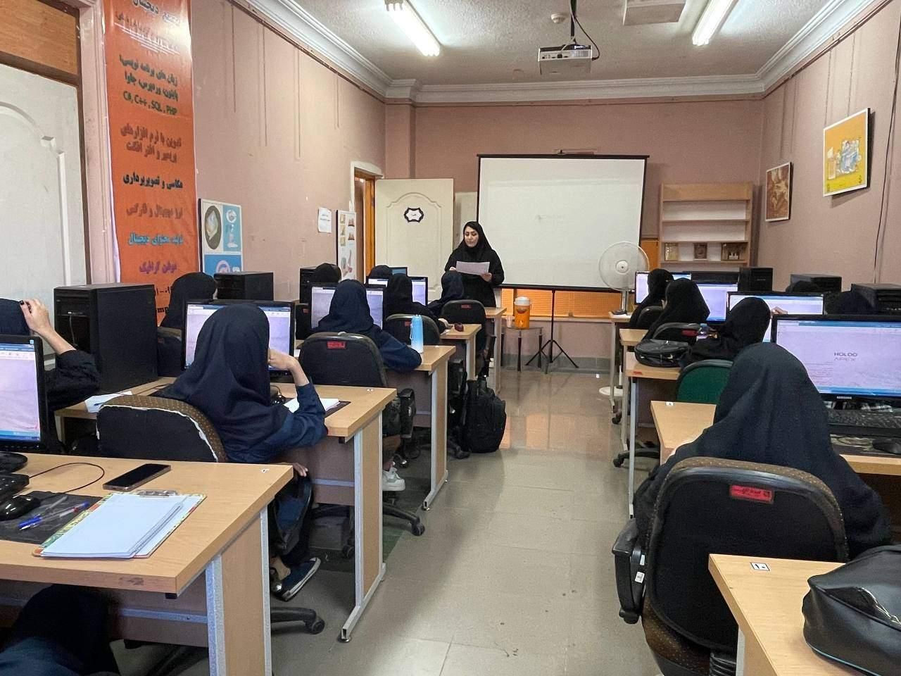 اموزش icdl، نرم افزار هلو، سخت افزار، ارزدیجیتال|خدمات آموزشی|رشت, استادسرا|دیوار