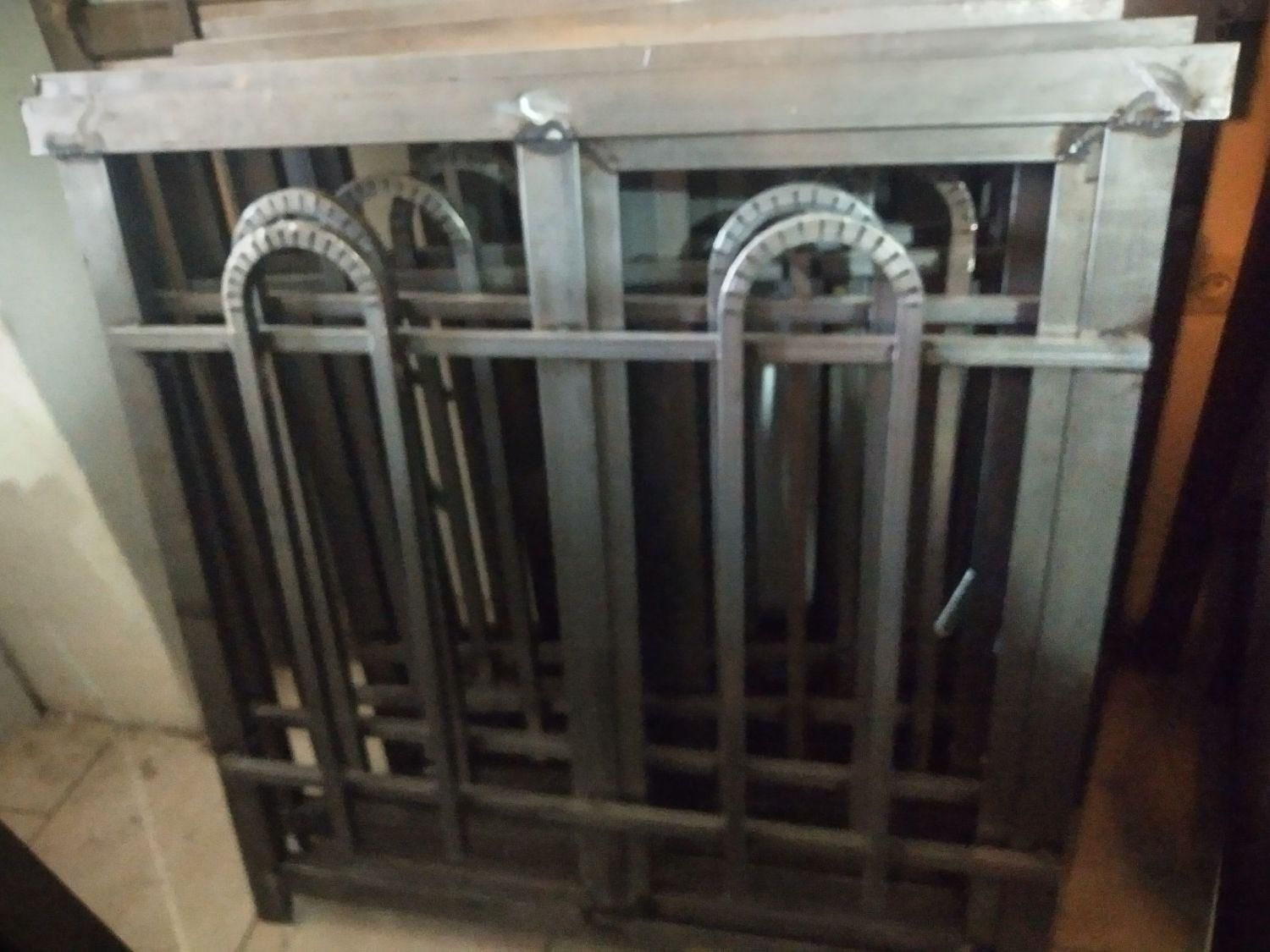 درب انباری و پشت بام خرپشته و پنچره آهنی|مصالح و تجهیزات ساختمان|تبریز, |دیوار