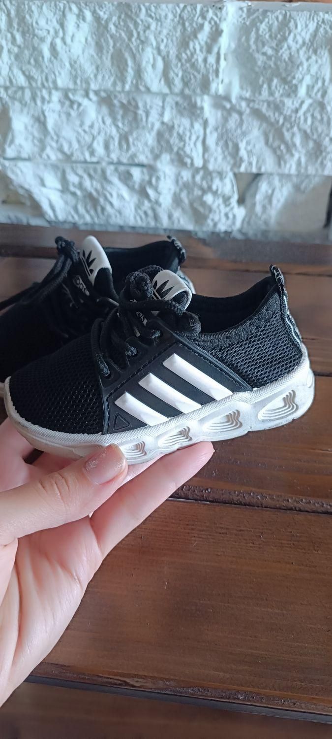 کفش بچه درحدنو فقط دوبار پا خورده اونم تو بقل|کفش و لباس بچه|ورامین, ورامین|دیوار