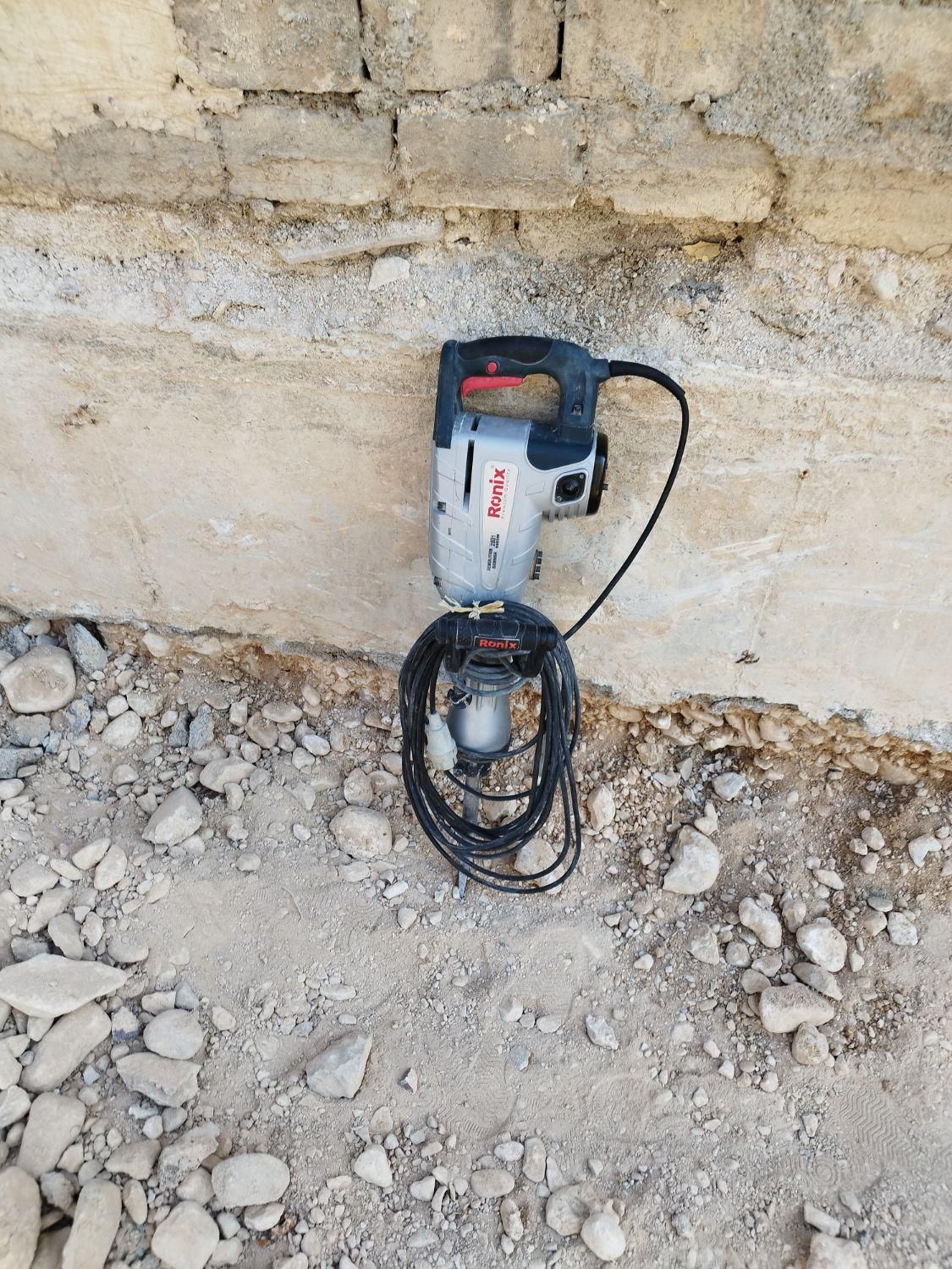 تخریب کاری.ساختمان. با دریل برقی|خدمات پیشه و مهارت|کازرون, |دیوار