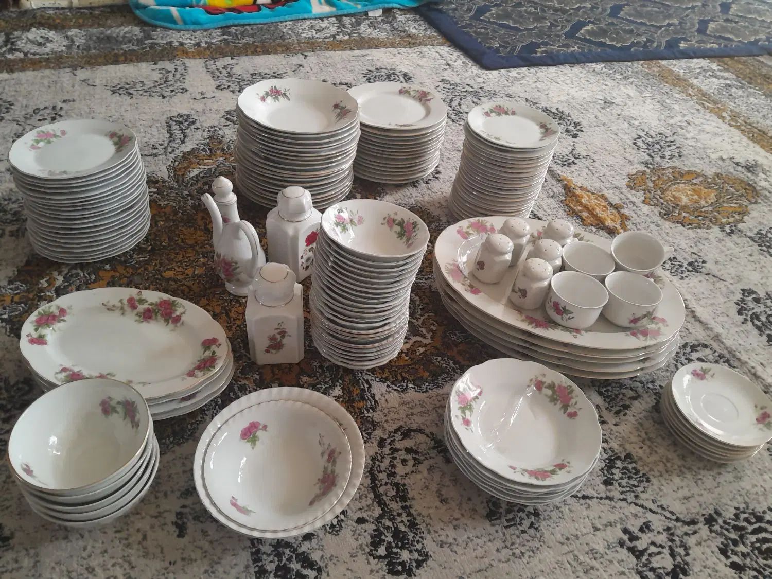 چینی گل سرخ|ظروف سرو و پذیرایی|اصفهان, عاشق‌آباد|دیوار