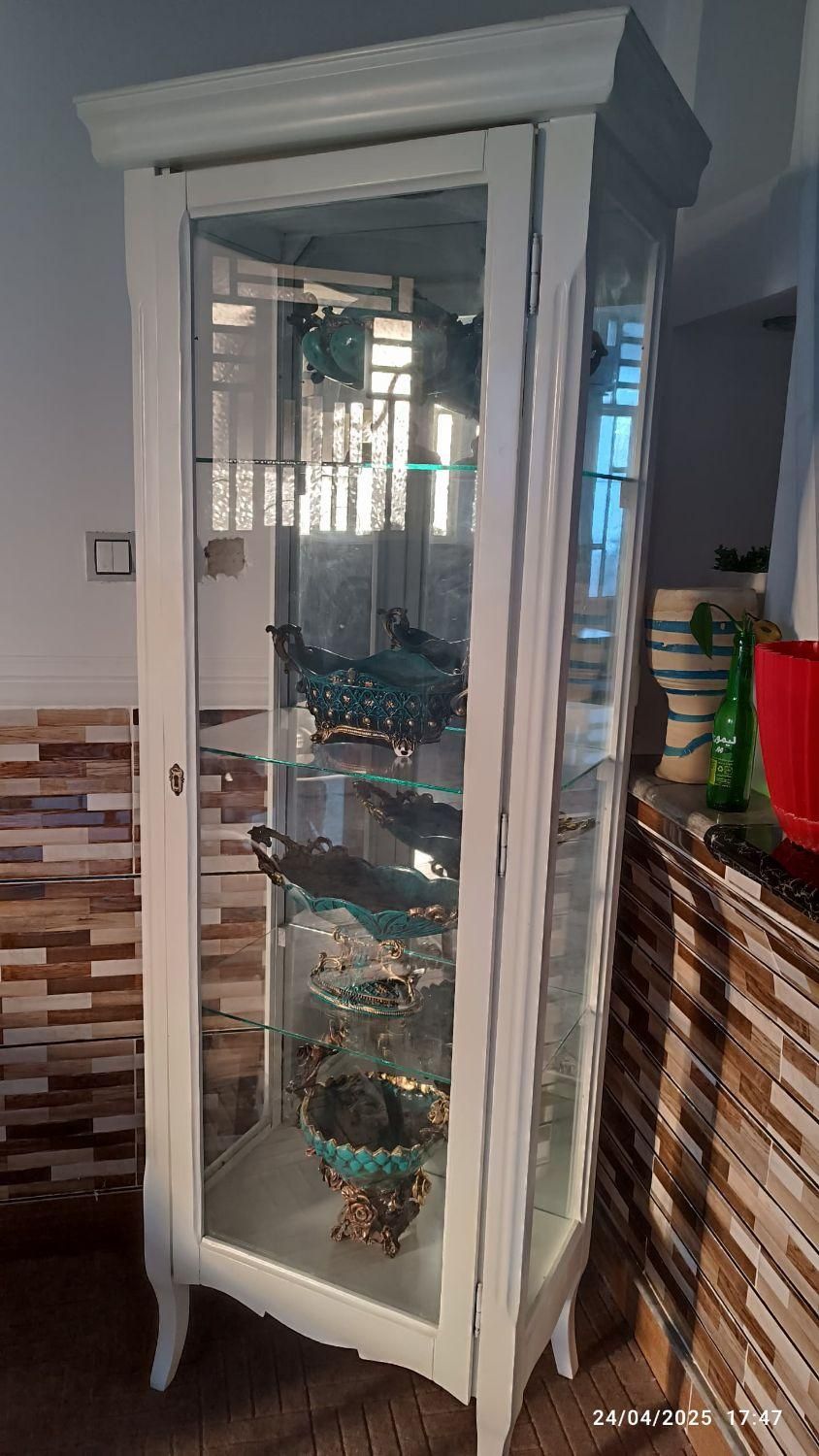 بوفه تمیز  با چند تیکه ظرف سفال|بوفه، ویترین، کنسول|رامهرمز, |دیوار