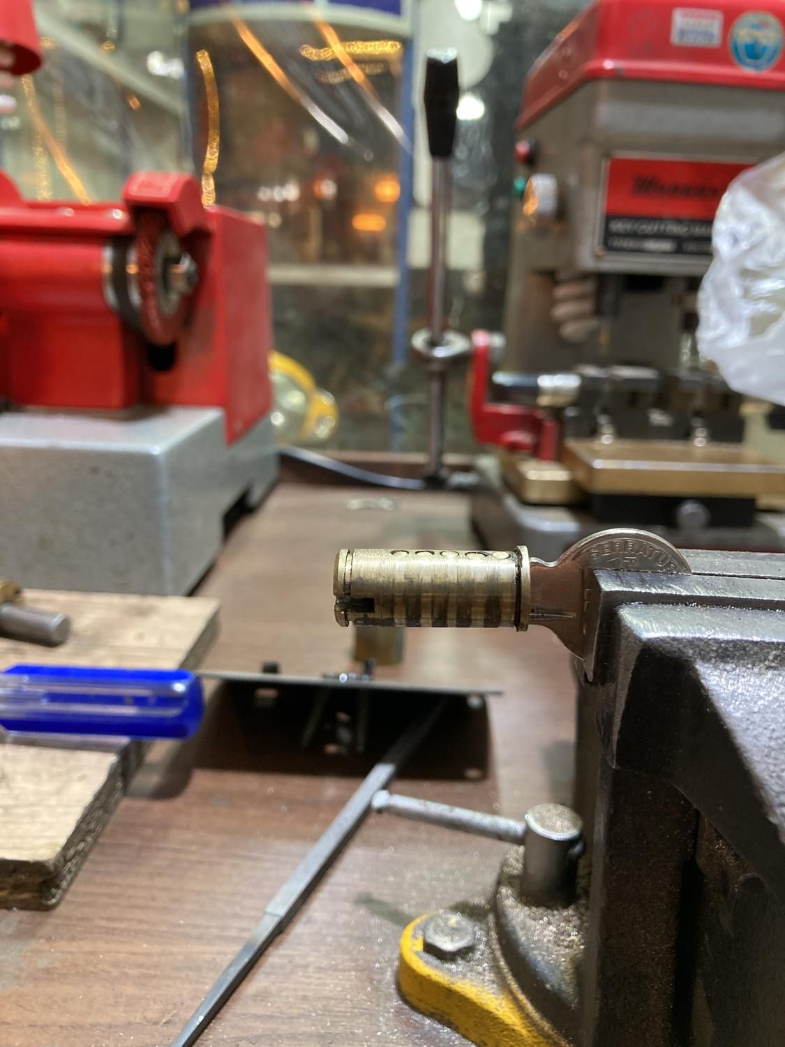 کلیدسازی بازکردن درضدسرقت ماشین انواع قفل و سوییچ|خدمات پیشه و مهارت|همدان, |دیوار