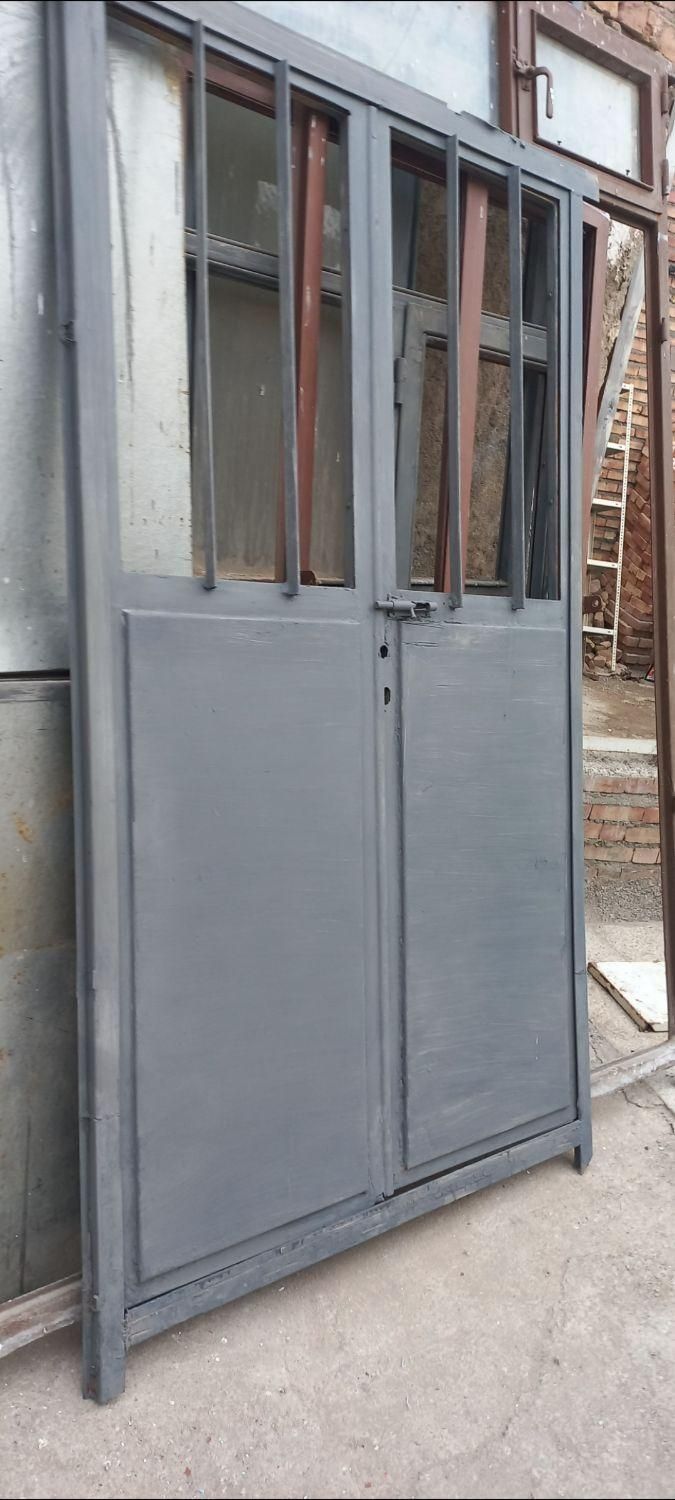 درب حیاط ماشین رو۵عدد پنجره چرخ چاه ونردبان|مصالح و تجهیزات ساختمان|تبریز, |دیوار