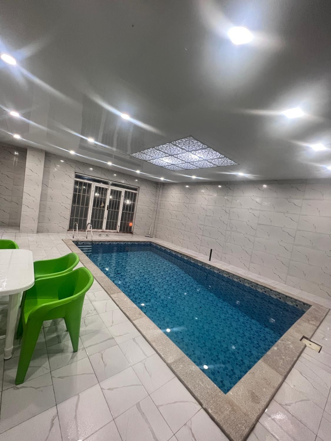 اجاره ویلا باغ با استخر سرپوشیده آبگرم|اجارهٔ کوتاهمدت ویلا و باغ|شیراز, گلستان|دیوار