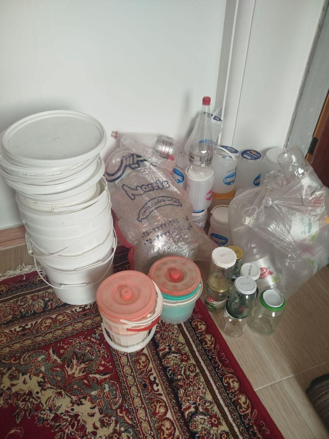 سطل دبه شیشه بطری بزرگ و کوچک|ظروف نگهدارنده، پلاستیکی، یک‌بارمصرف|ساوه, |دیوار