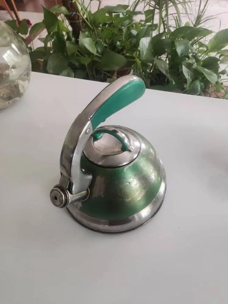 فروشی کتری سوت زن زمان بخار دادن و جوش آمدن اب|قوری، کتری، قهوه‌ساز دستی|شیراز, قالیشویی|دیوار