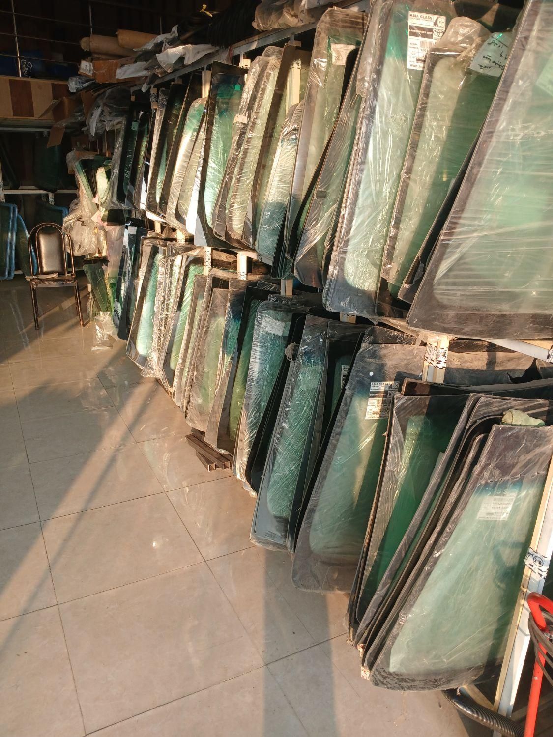 شیشه اتومبیل حاج ایوب سیاه میخی وپسران با۵۰سال ساب|خدمات موتور و ماشین|سنندج, |دیوار