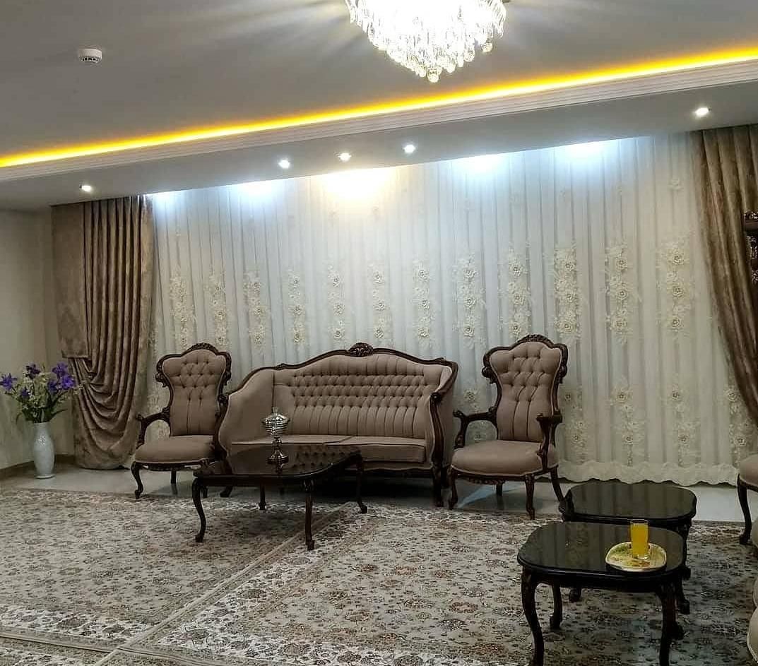 پرده پذیرایی  حریر گلبرجسته ترک و پنل مخمل ترک|پرده، رانر، رومیزی|تهران, سوهانک|دیوار