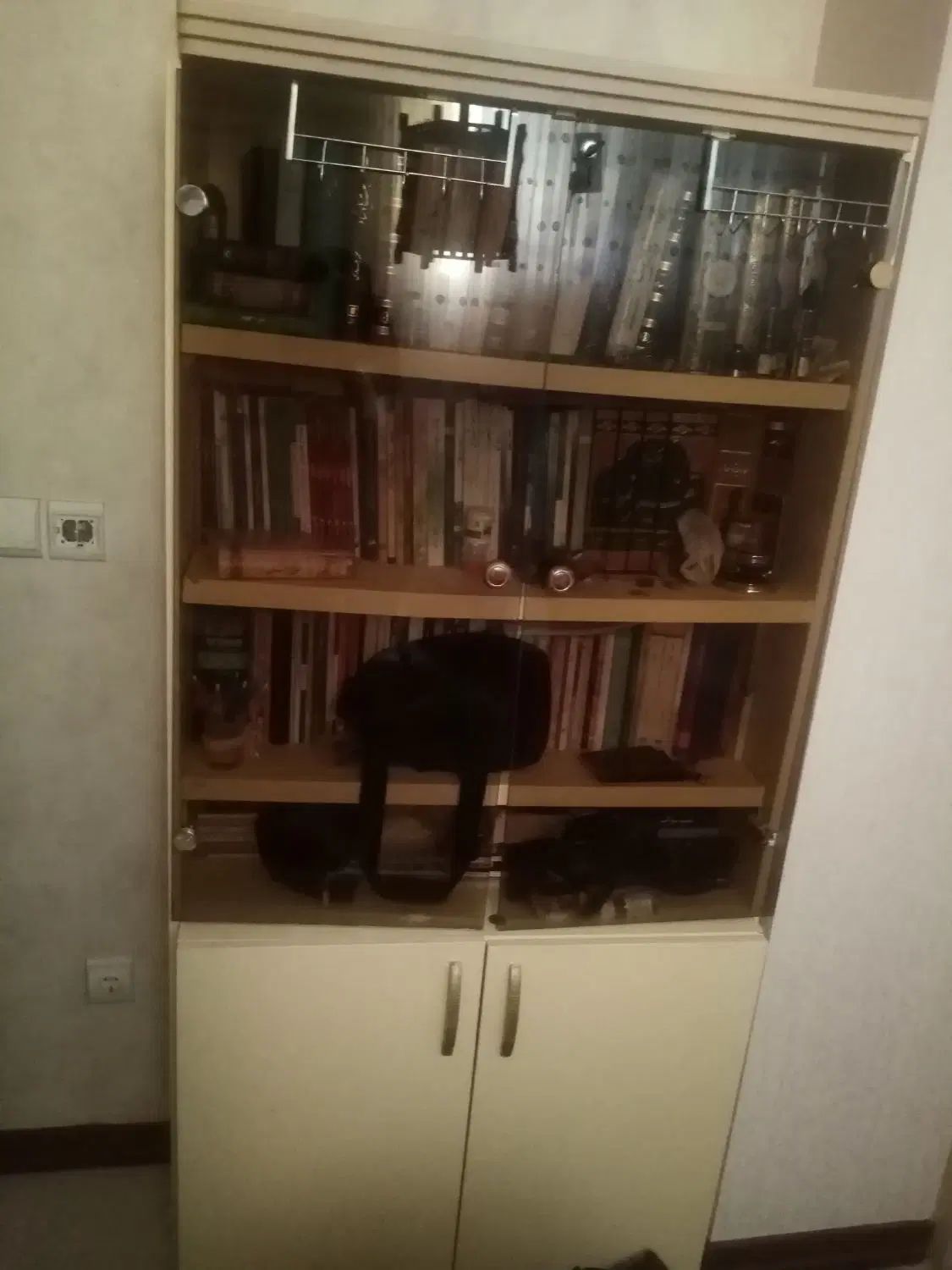 کتابخانه|کتابخانه، شلف، قفسه‌های دیواری|اصفهان, سروستان|دیوار