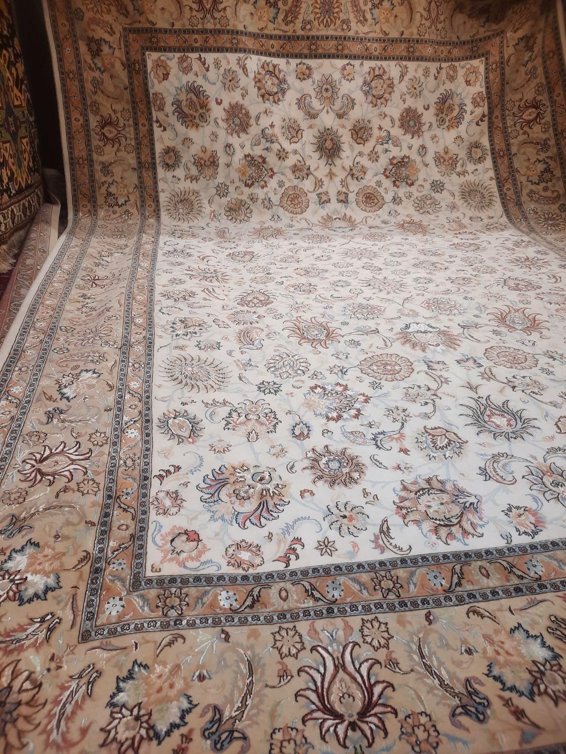 فرش دستباف بزرگ پارچه چله ابریشم افشان|فرش|مشهد, حرم مطهر رضوی|دیوار