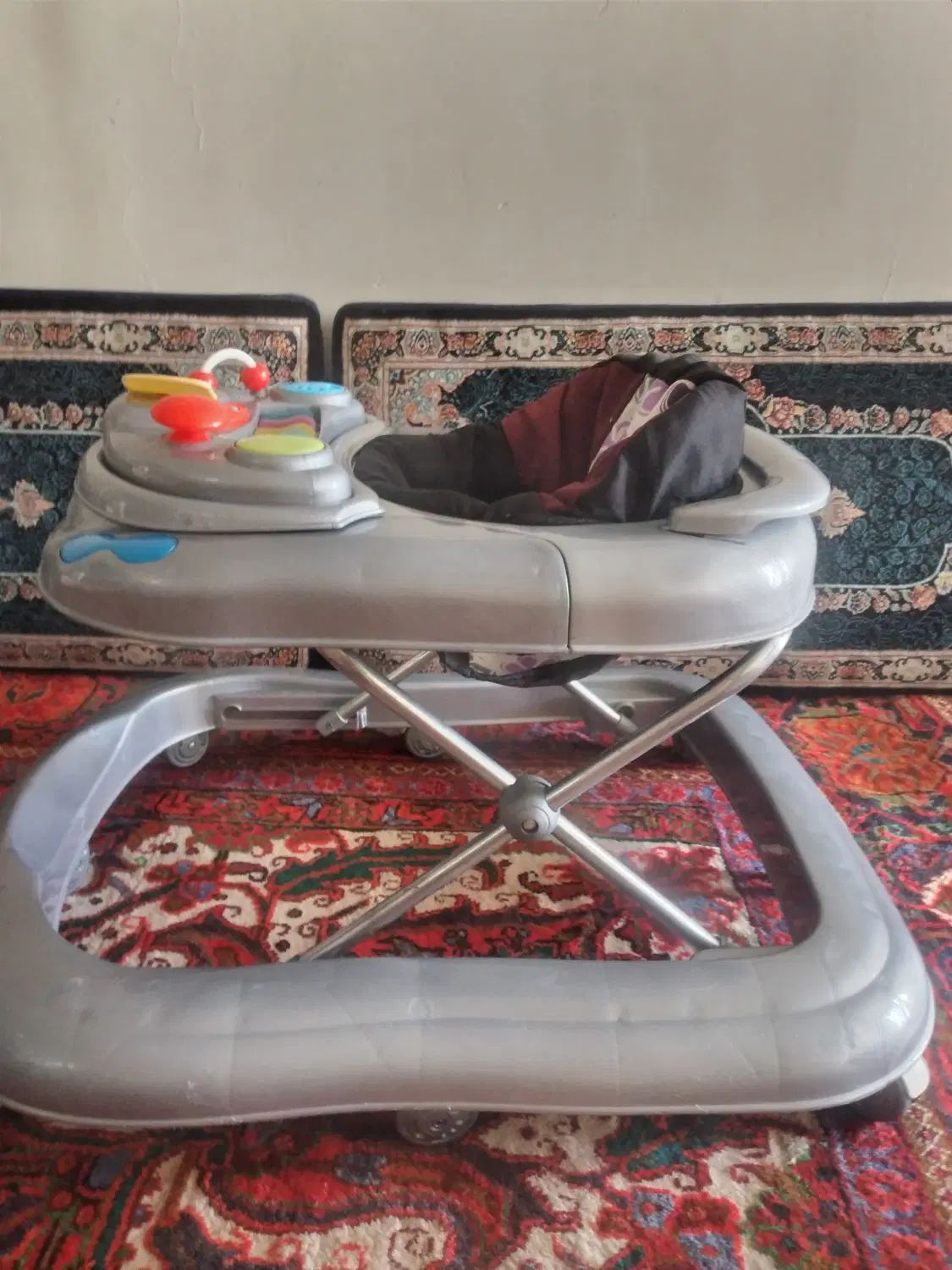یک عدد رو ورک به رنگ توسی سالم و موزیکال|کالسکه و لوازم جانبی|کرج, حصارک پایین|دیوار