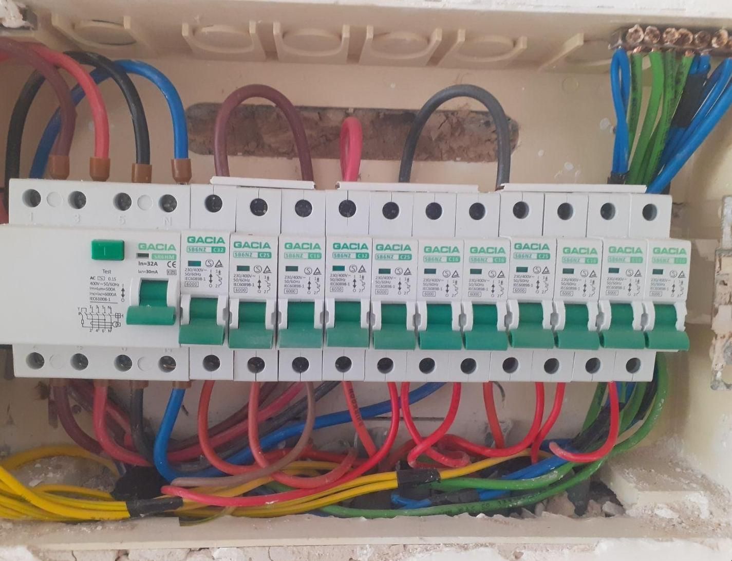 برقکار برق ساختمان برق کار عیب یابی اجرا سینی کابل|خدمات پیشه و مهارت|بندرعباس, |دیوار