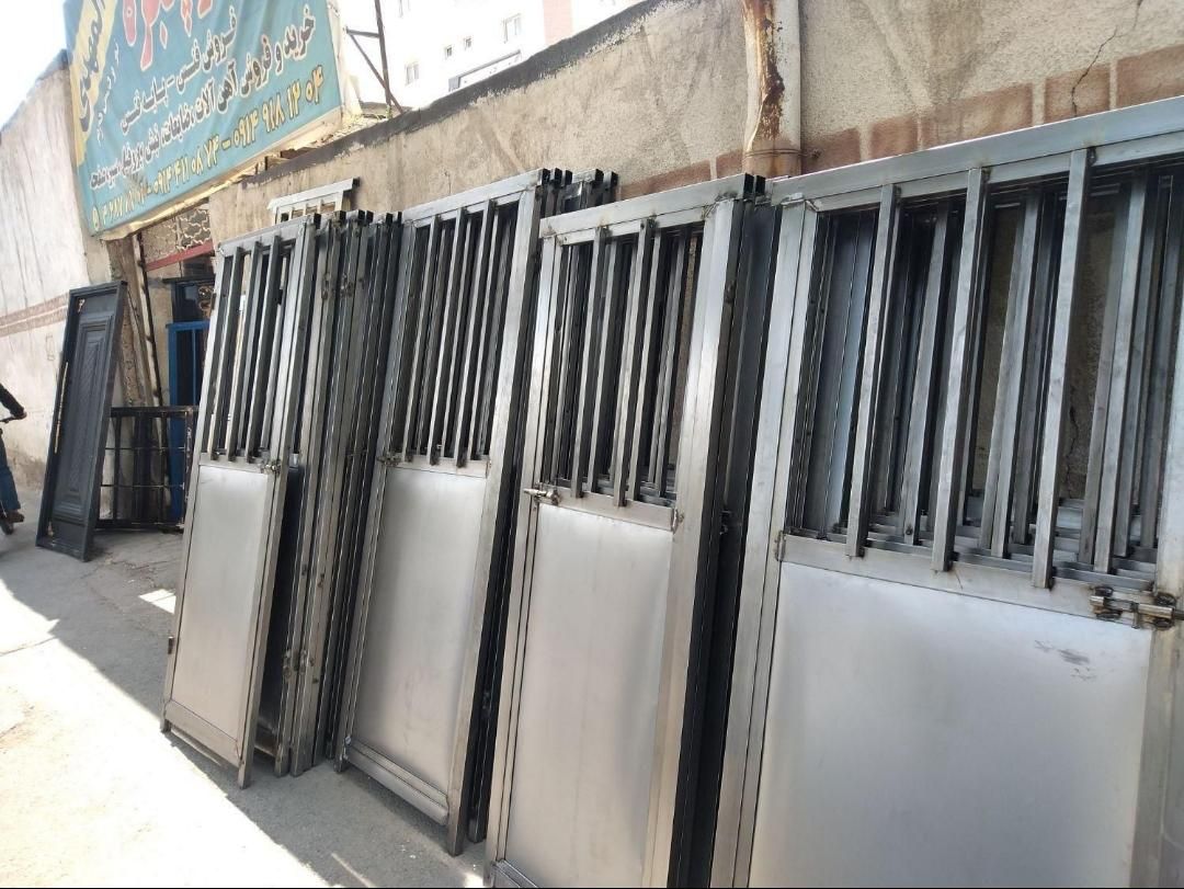 درب انباری و پشت بام خرپشته و پنچره آهنی|مصالح و تجهیزات ساختمان|تبریز, |دیوار