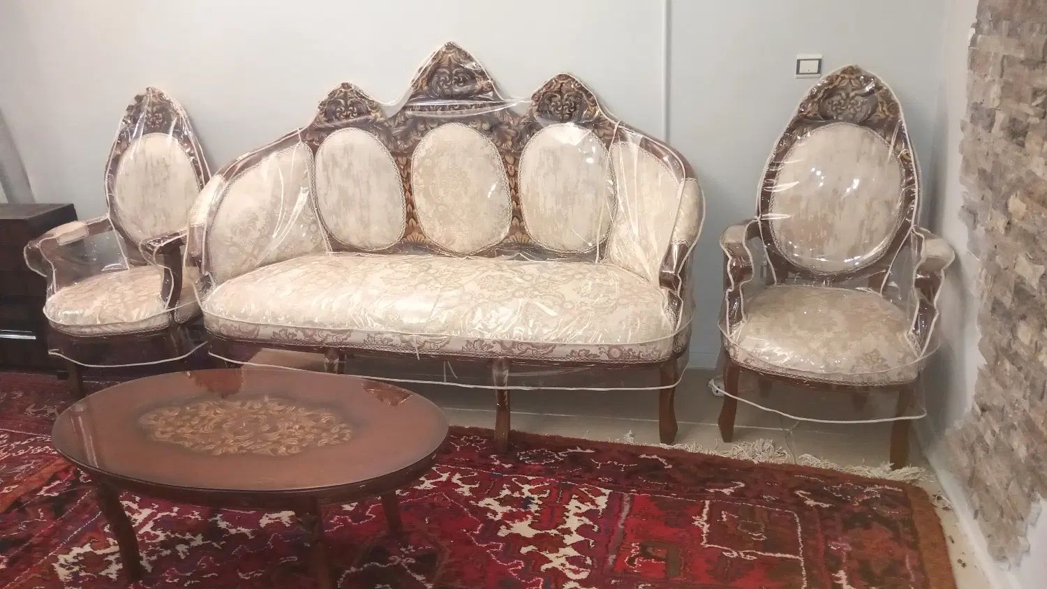 مبل ۹ نفره کاملا سالم و بی خط خش در حد نو با کاور|مبلمان خانگی و میز عسلی|تهران, هاشمی|دیوار