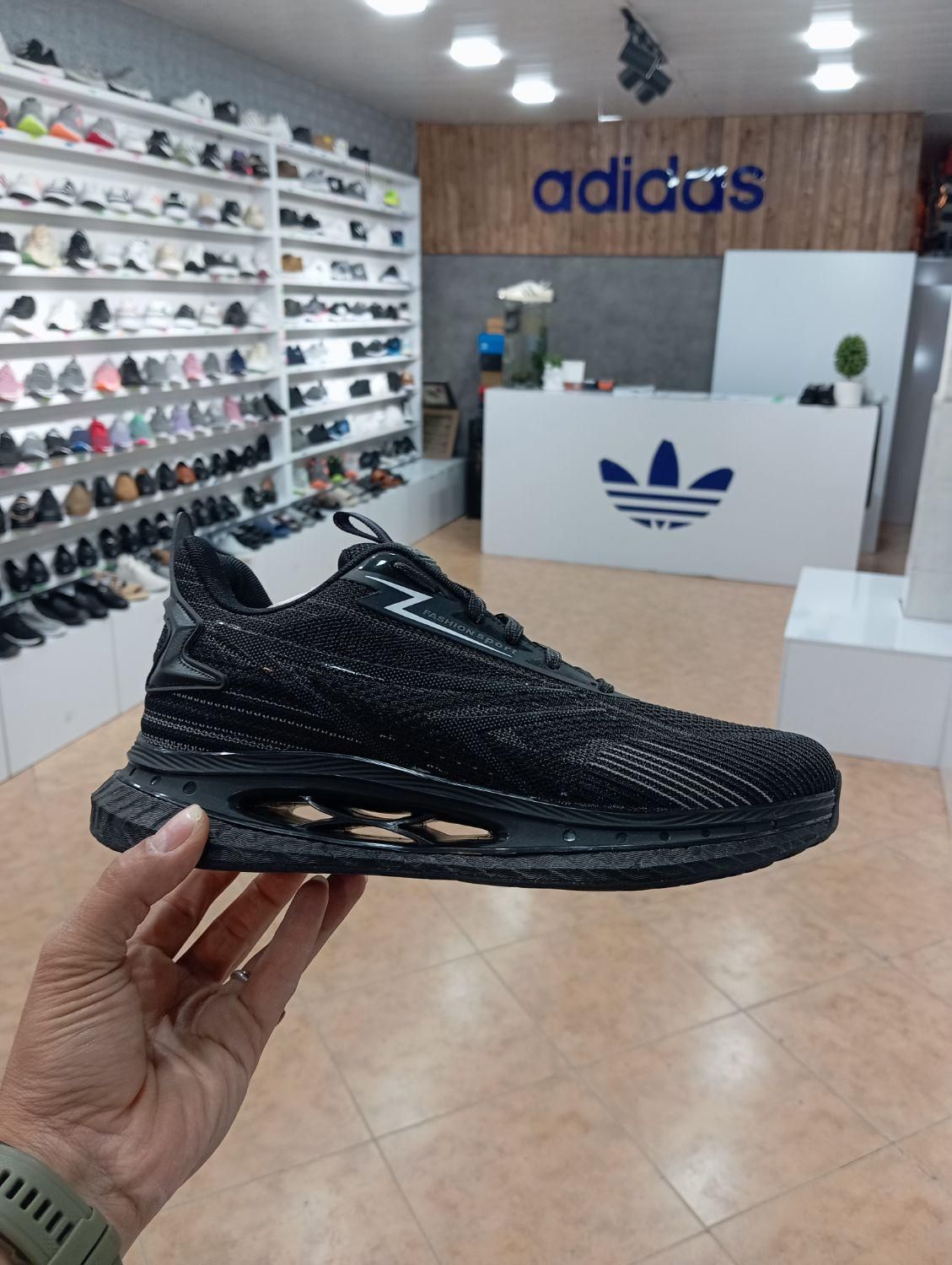 واگذاری مغازه کفش فروشی با سود ۱۵۰ میلیون ماهانه|اجارهٔ مغازه و غرفه|سیرجان, |دیوار