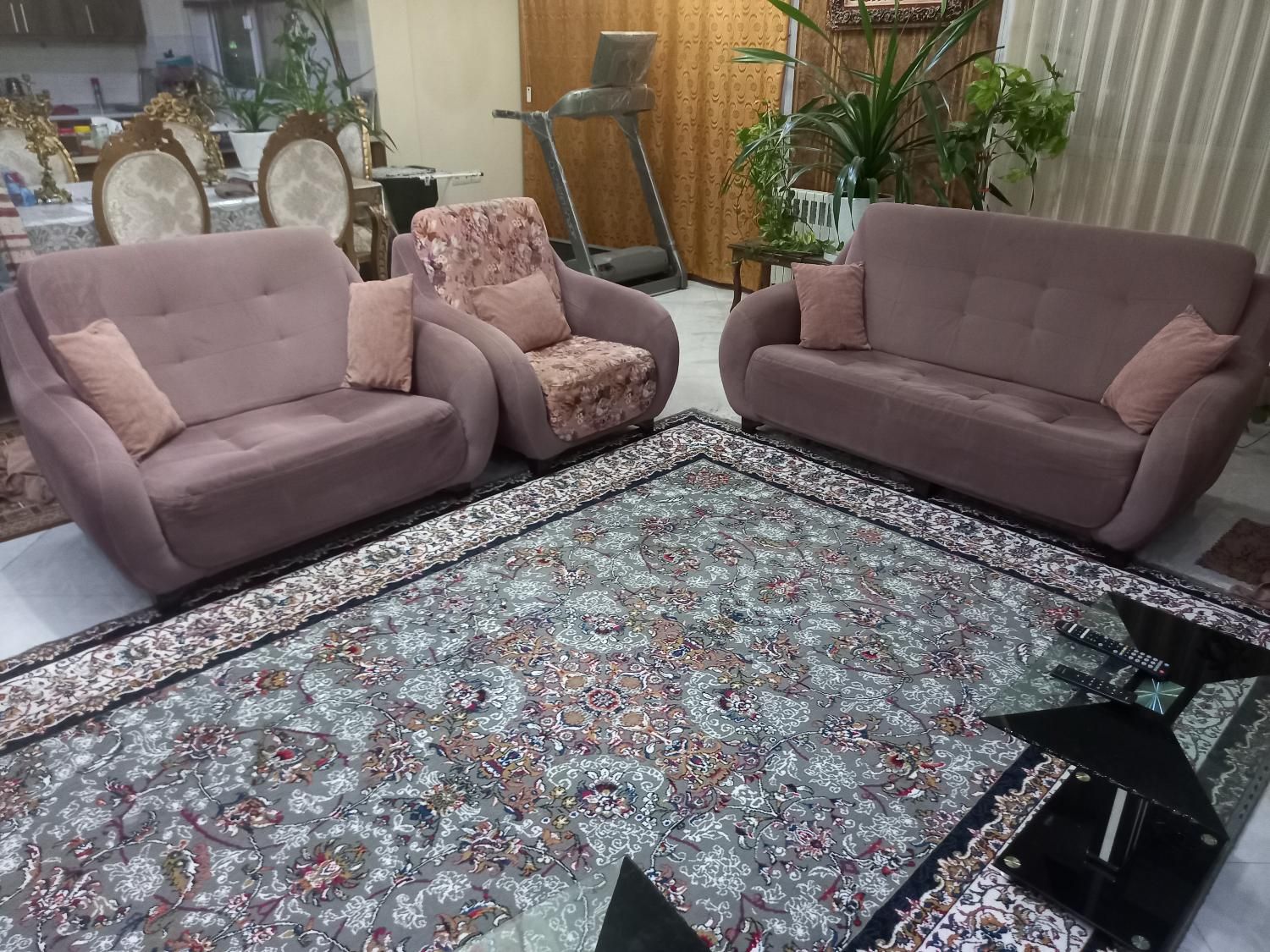فروش مبل راحتی ۶ نفره تمیز ودرحدنو|مبلمان خانگی و میز عسلی|مشهد, شریف|دیوار