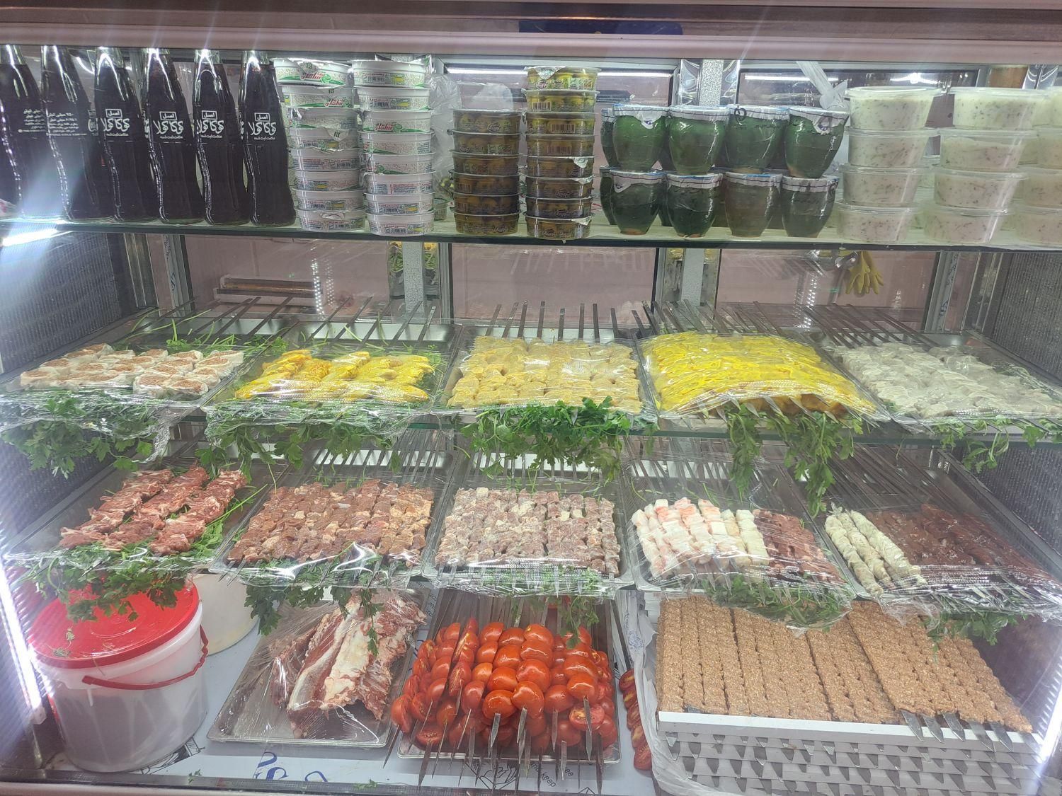 ب یک کارگر ساده و یک شاطر شیفت شب  نیازمندیم|استخدام خدمات فروشگاه و رستوران|شیراز, شهرک ولیعصر|دیوار