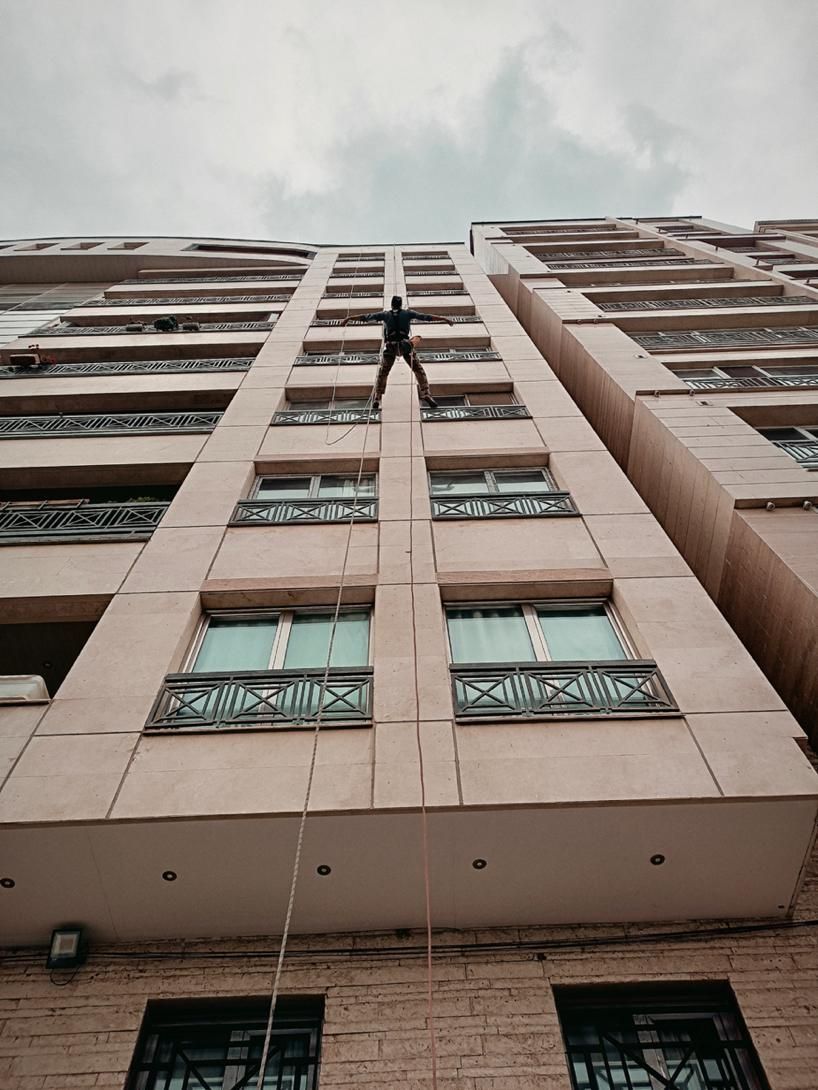 شرکت کار در ارتفاع(راپِل) پیچ رولپلاک نما با طناب|خدمات پیشه و مهارت|تبریز, |دیوار