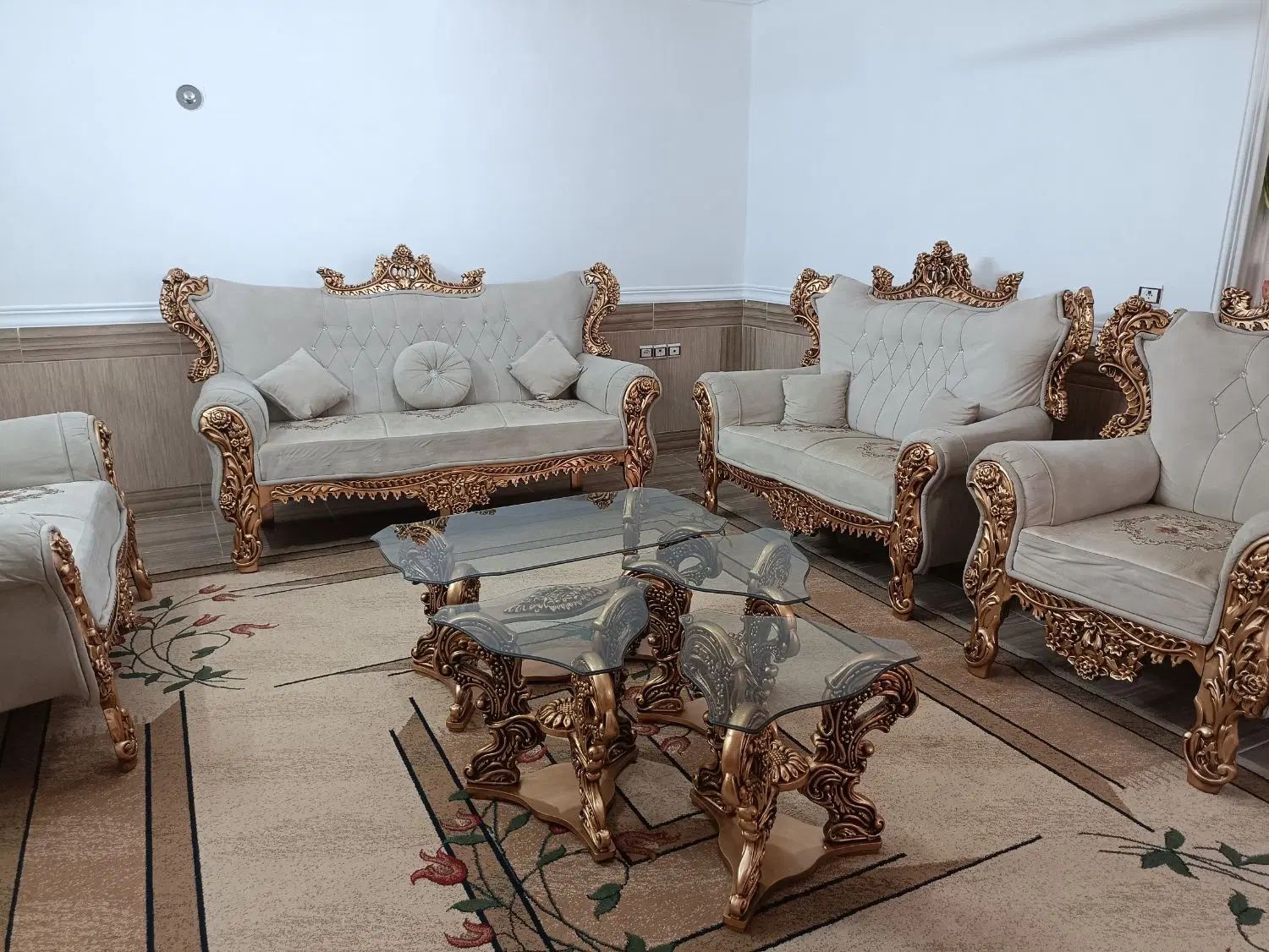 مبل سلطنتی ۸ نفره همراه با میز عسلی (فروشی)|مبلمان خانگی و میز عسلی|گرگان, |دیوار