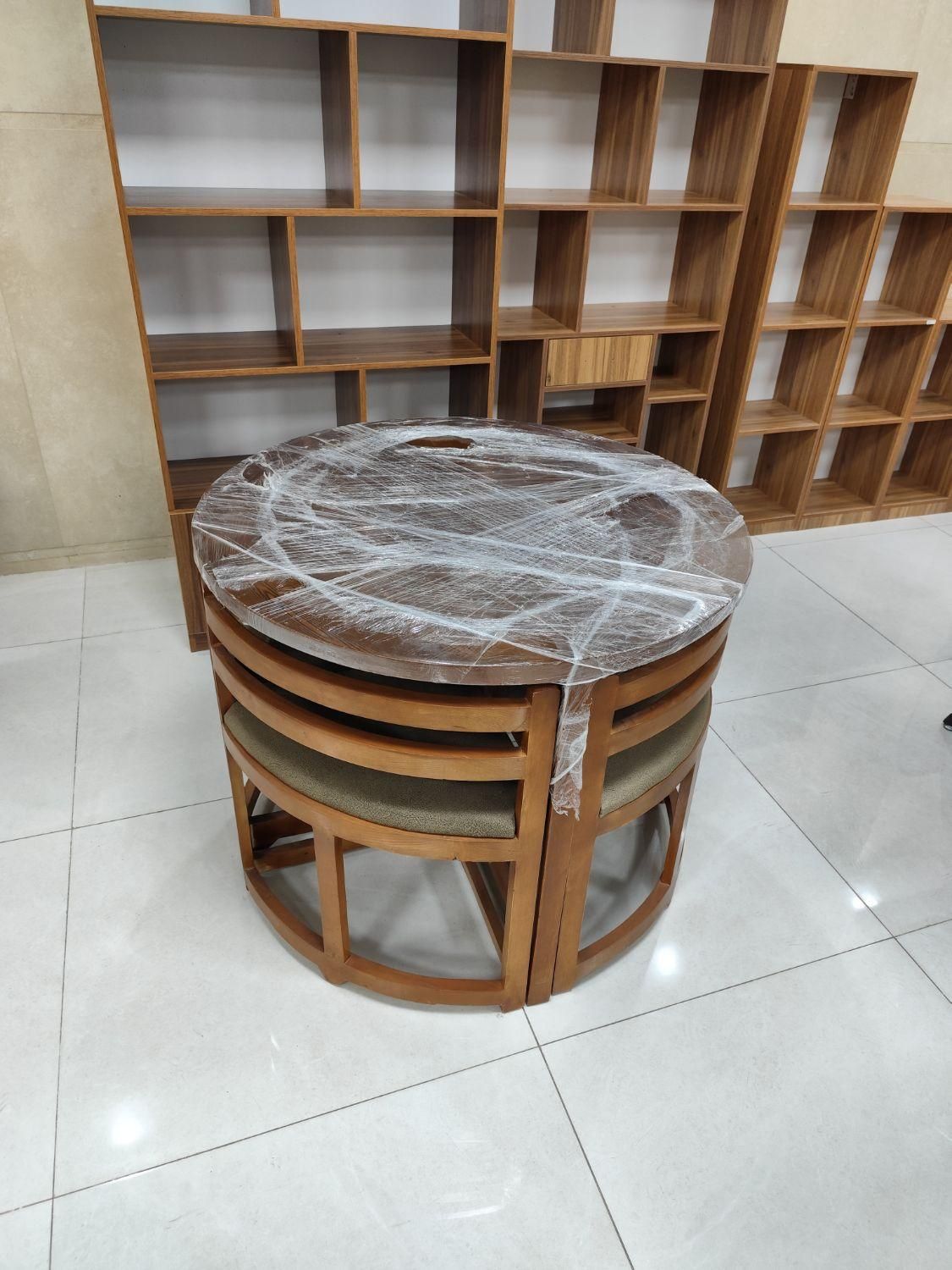 میز غذا خوری ۴ نفره کم جا گرد|میز و صندلی غذاخوری|یزد, |دیوار