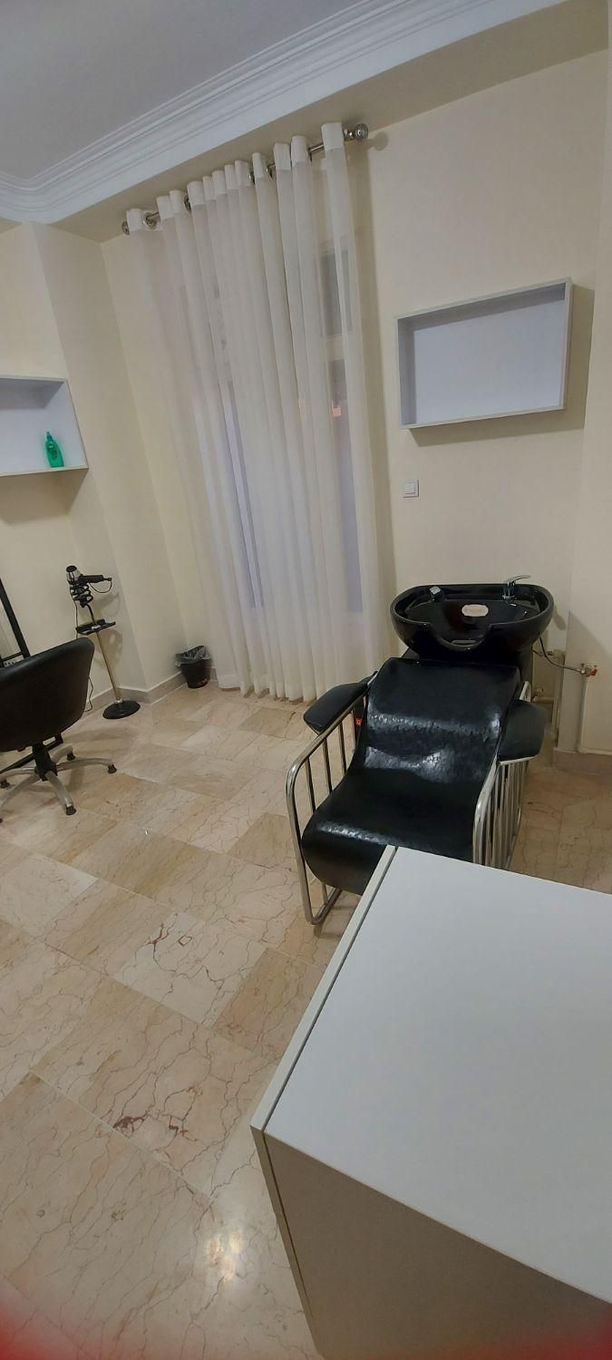 اجاره اتاق ۹ متری و تخت و صندلی در سالن زیبایی|اجارهٔ دفتر کار، اتاق اداری، مطب|کرج, عظیمیه|دیوار