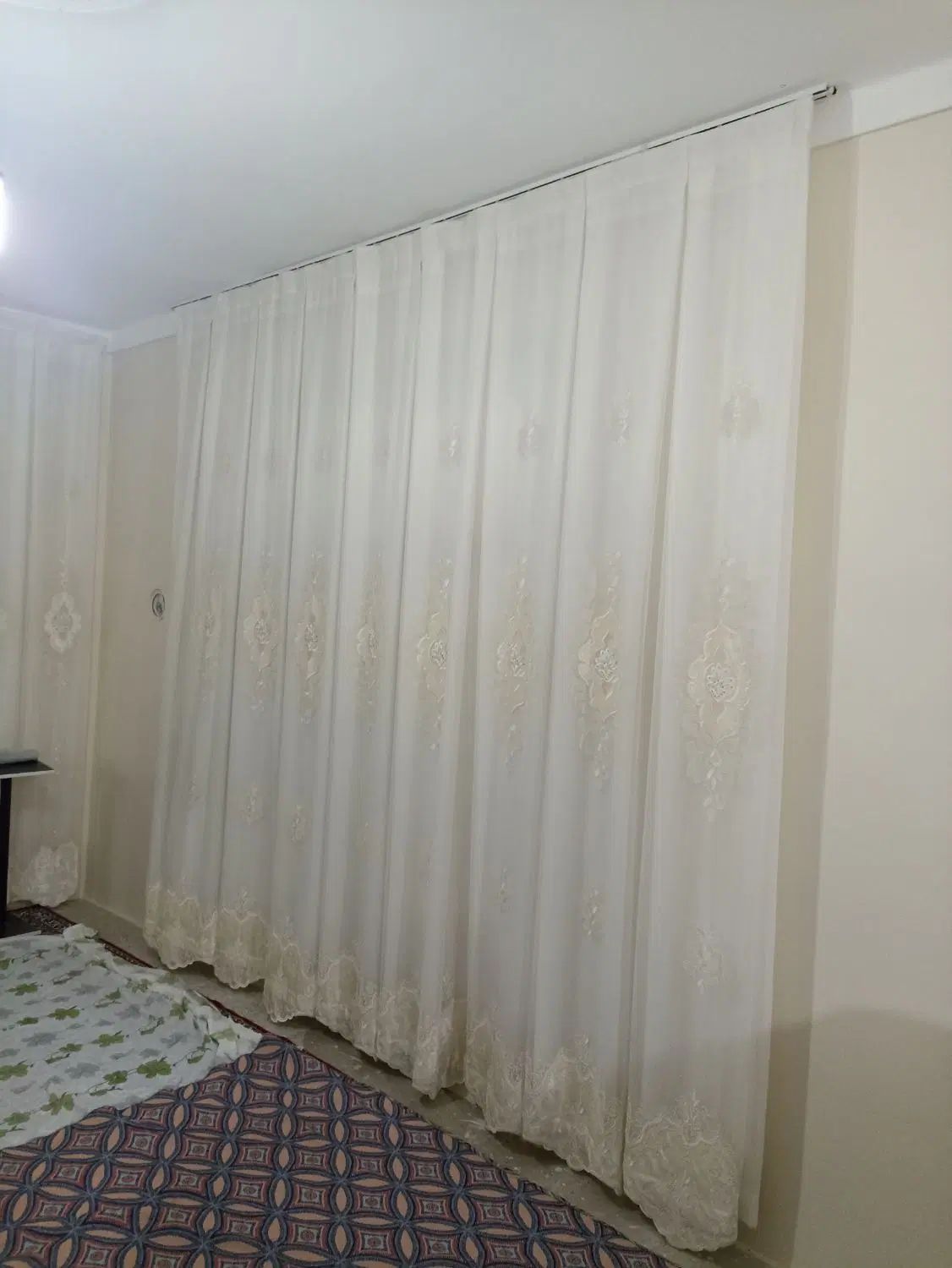 پرده پذیرایی بسیار تمیز همراه با قاب پرده|پرده، رانر، رومیزی|قزوین, |دیوار