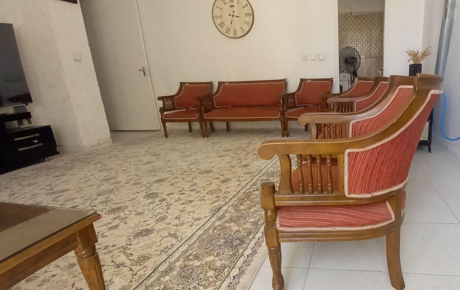 مبل ۸ نفره اسپرت کلاسیک|مبلمان خانگی و میز عسلی|اصفهان, راه آهن|دیوار