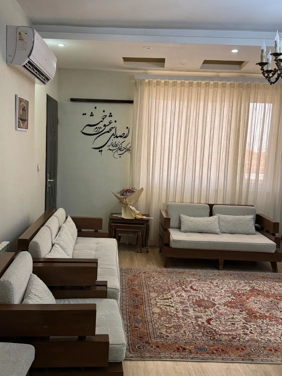 مبل ۹ نفر به همراه میز ناهار خوری ۶ نفر و نیمکت|مبلمان خانگی و میز عسلی|رشت, سعدی (تختی)|دیوار
