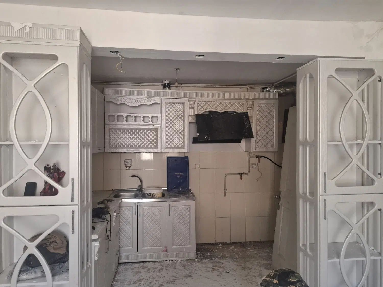 کابینت ممبران در حد نو با هود و ۲عدد بوفه ایستاد|آب‌چکان و نظم‌دهنده ظروف|کرمان, |دیوار
