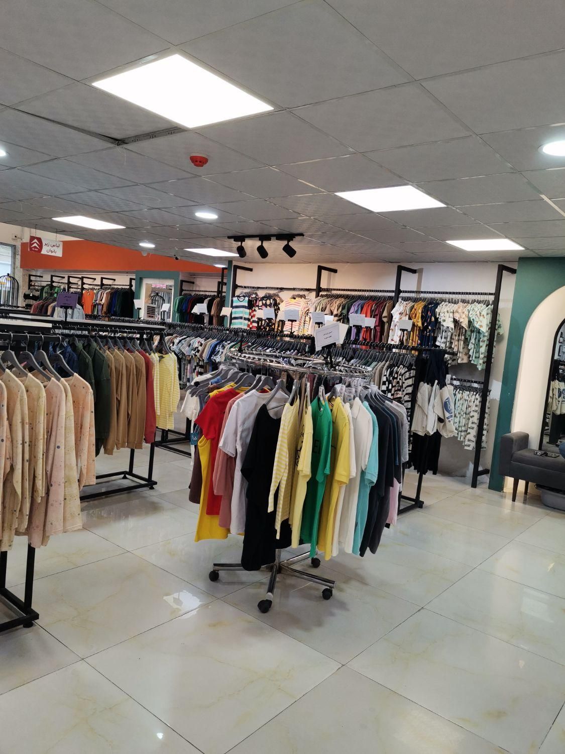 همکار صندوقدار و فروشنده خانم تک شیفت عصر|استخدام خدمات فروشگاه و رستوران|گرگان, |دیوار