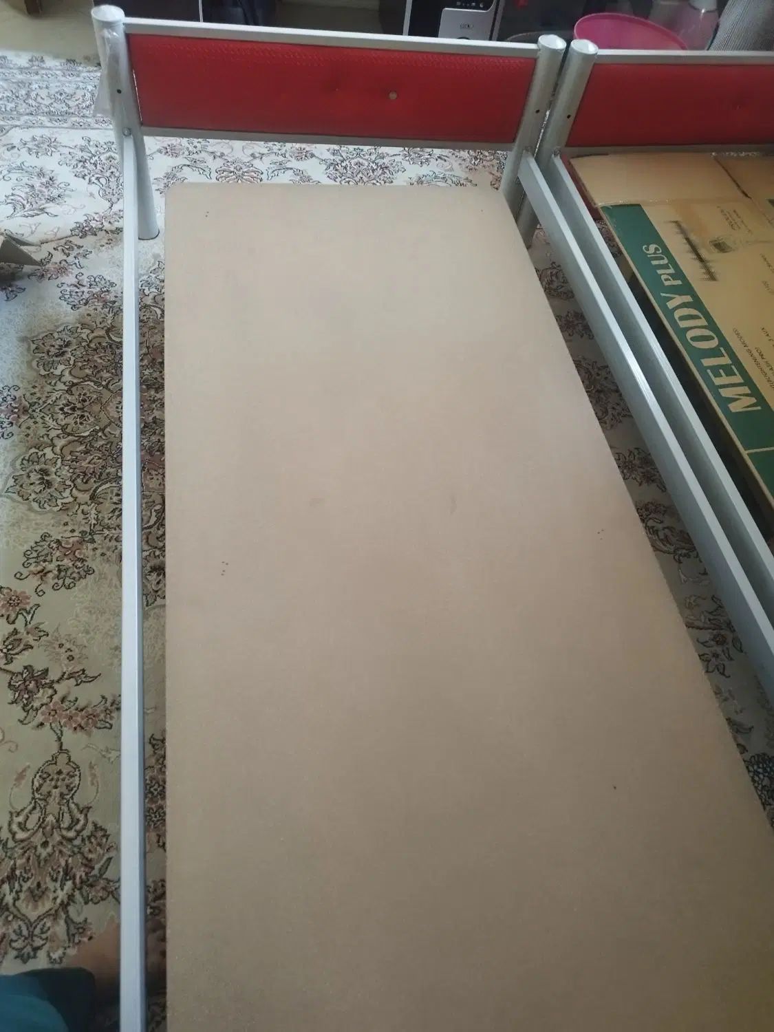 تخت یک نفره فلز ام دی آف با کفی تخت چوبی 6پایه|تخت و سرویس خواب|اصفهان, شیخ طوسی|دیوار